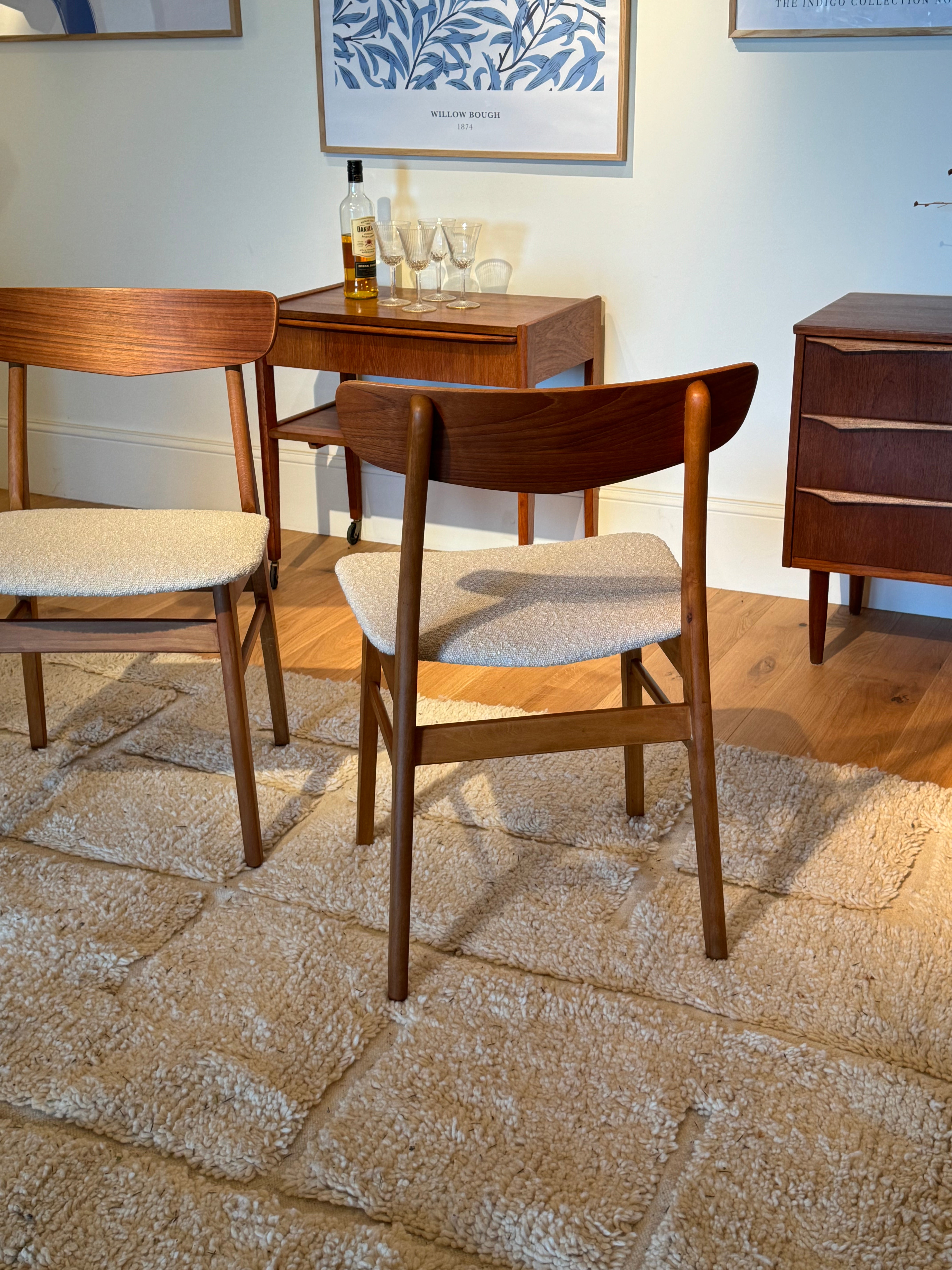 2 chaises scandinaves vintage « Greta » en hêtre teinté et teck bouclette beige