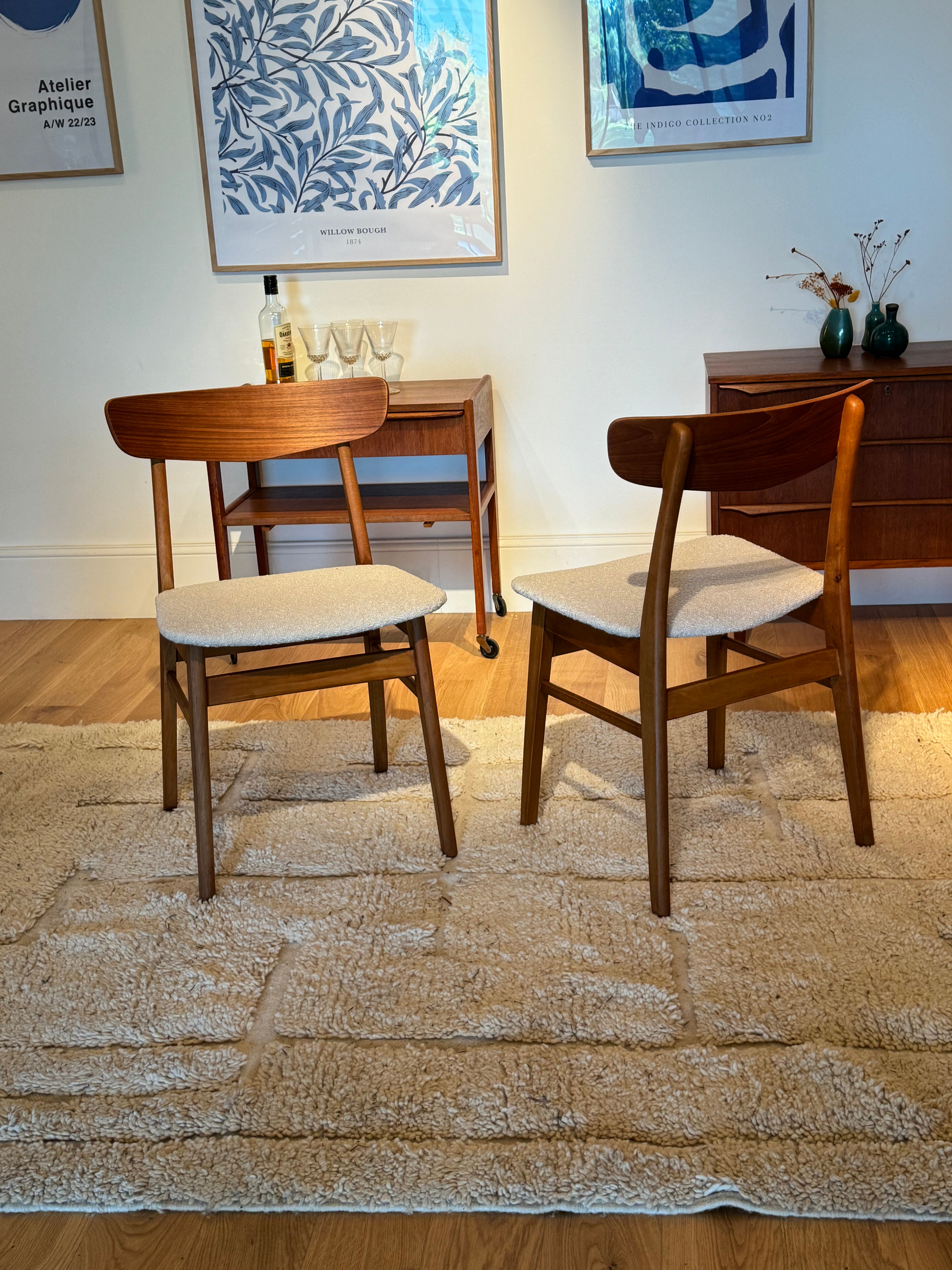 2 chaises scandinaves vintage « Greta » en hêtre teinté et teck bouclette beige