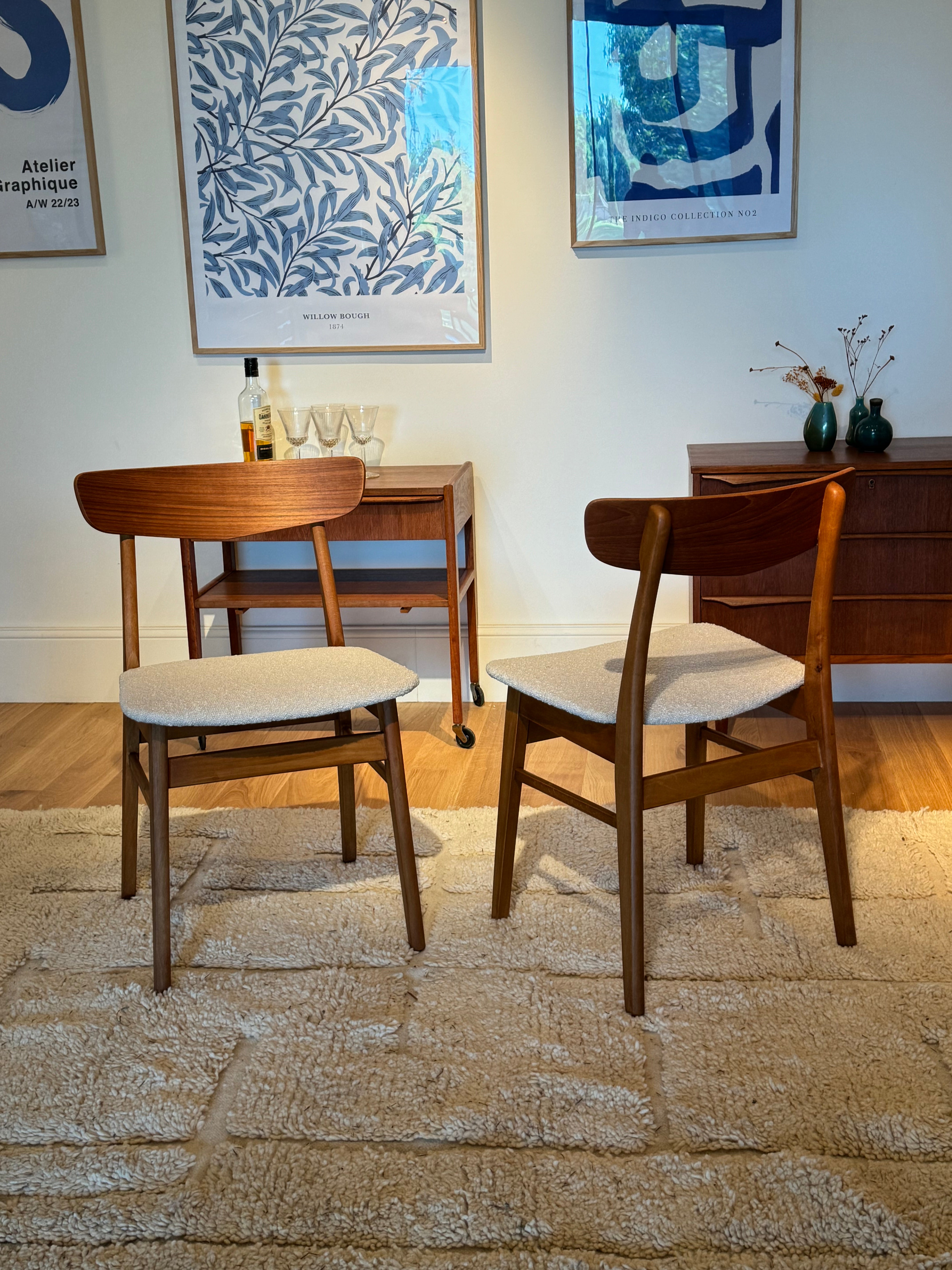 2 chaises scandinaves vintage « Greta » en hêtre teinté et teck bouclette beige