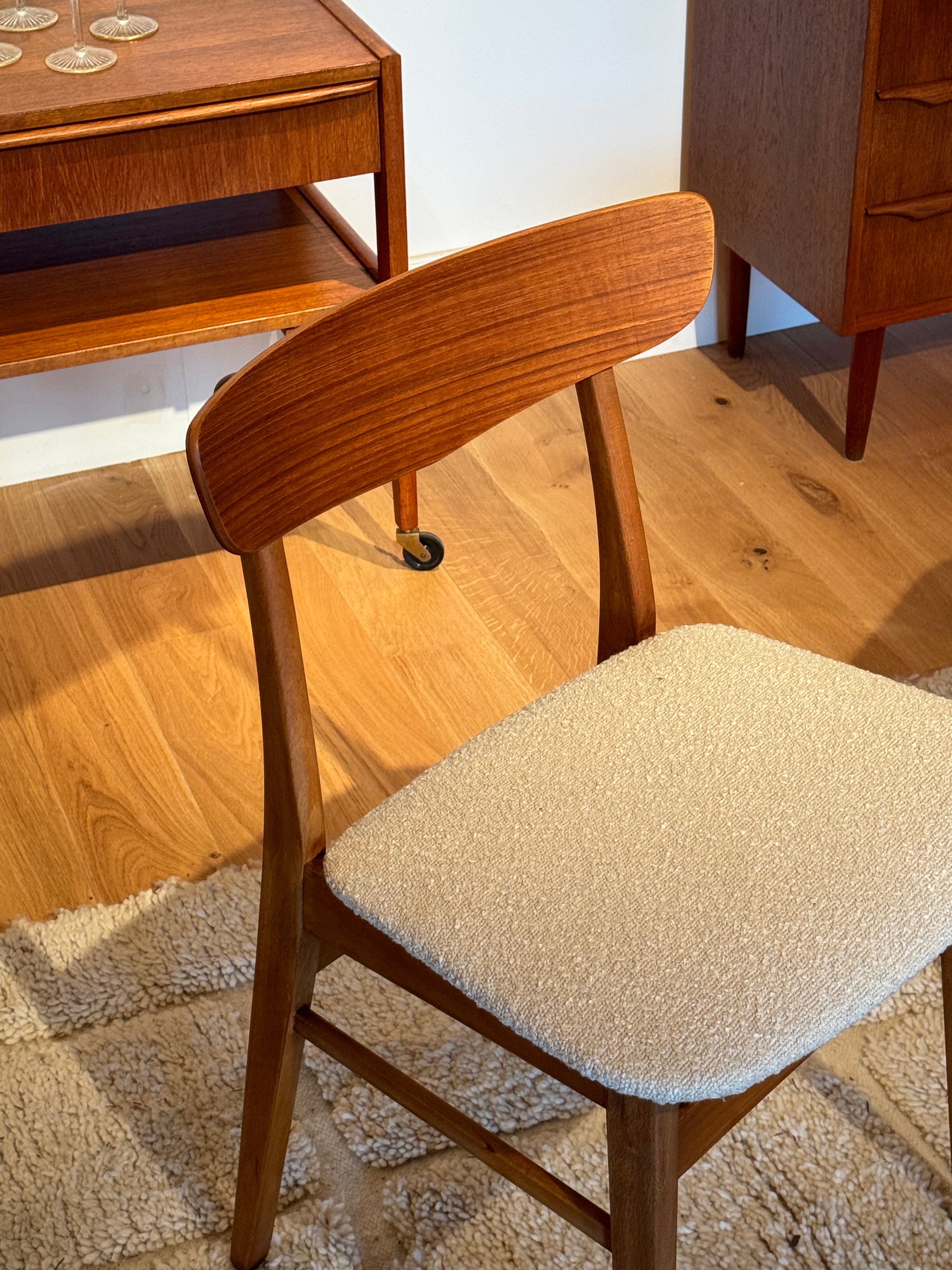 2 chaises scandinaves vintage « Greta » en hêtre teinté et teck bouclette beige