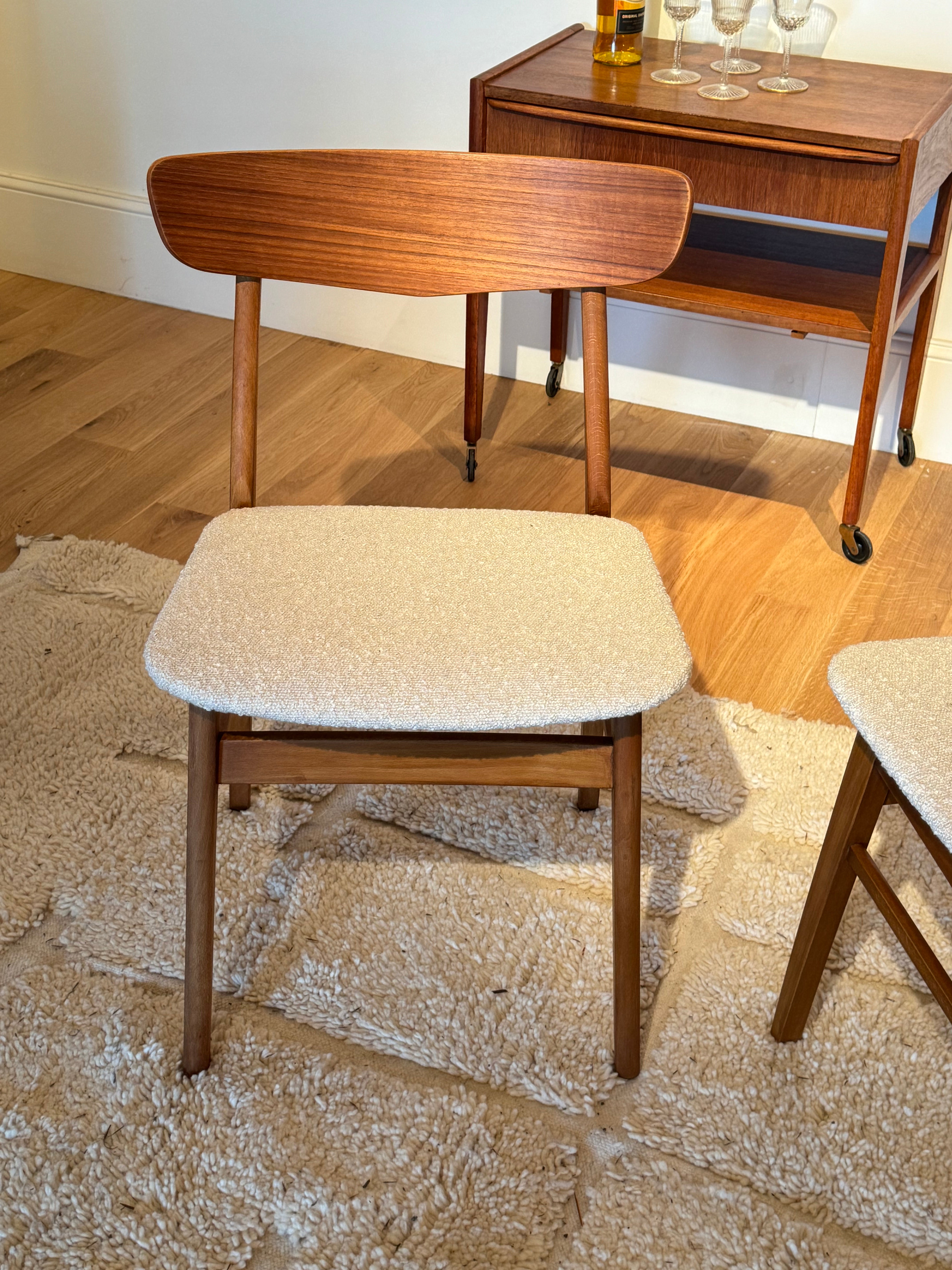 2 chaises scandinaves vintage « Greta » en hêtre teinté et teck bouclette beige