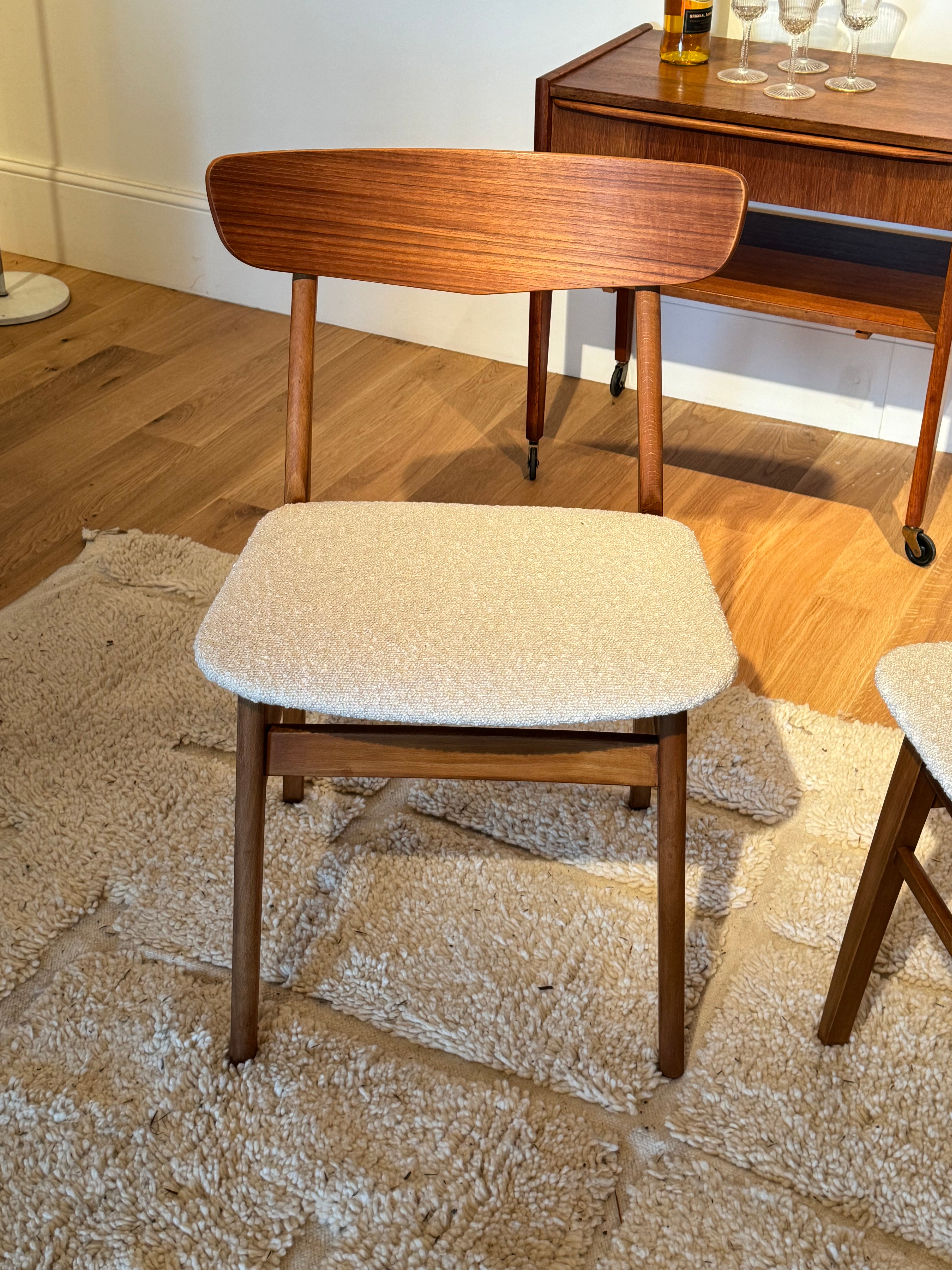 2 chaises scandinaves vintage « Greta » en hêtre teinté et teck bouclette beige