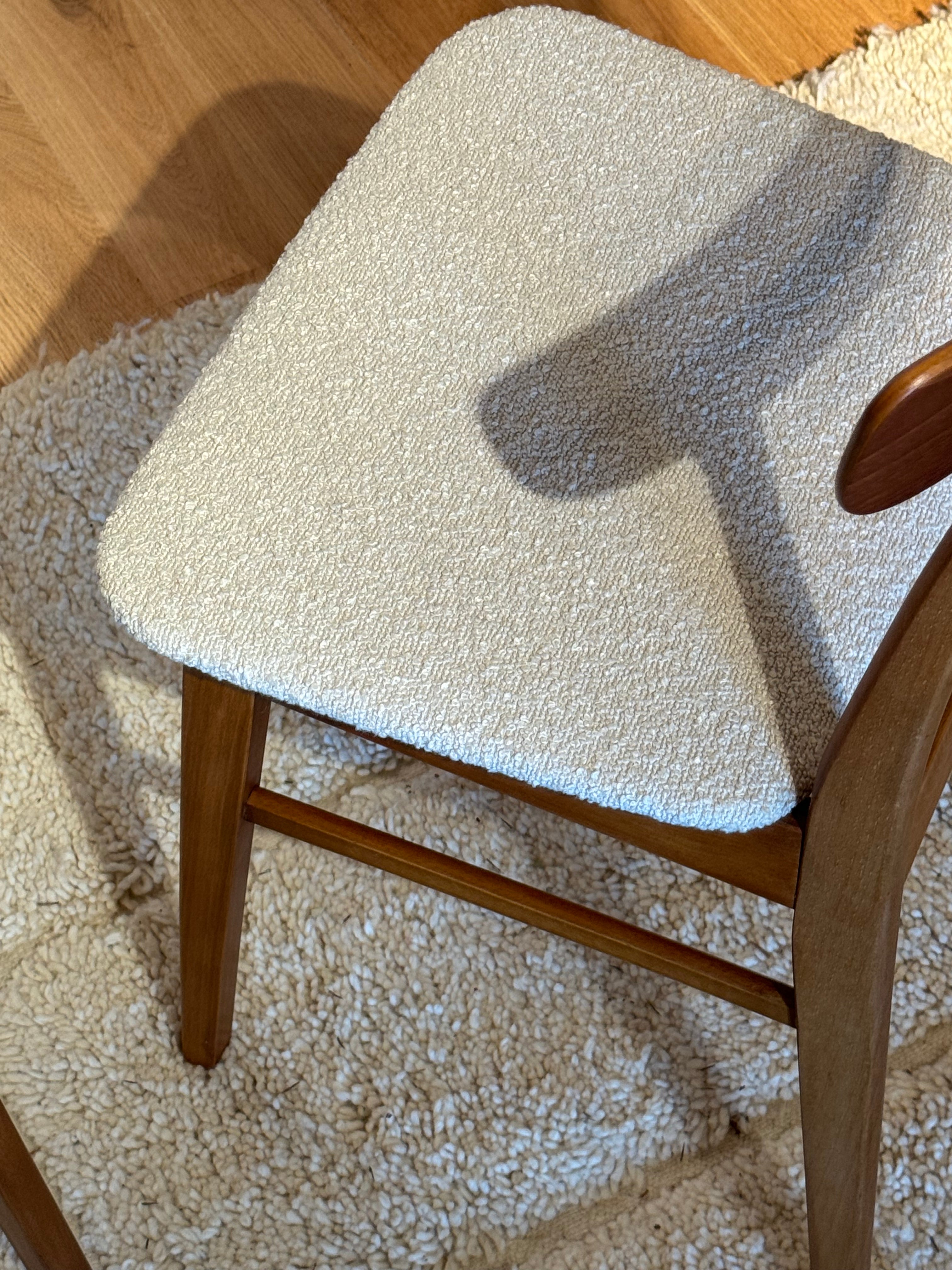 2 chaises scandinaves vintage « Greta » en hêtre teinté et teck bouclette beige