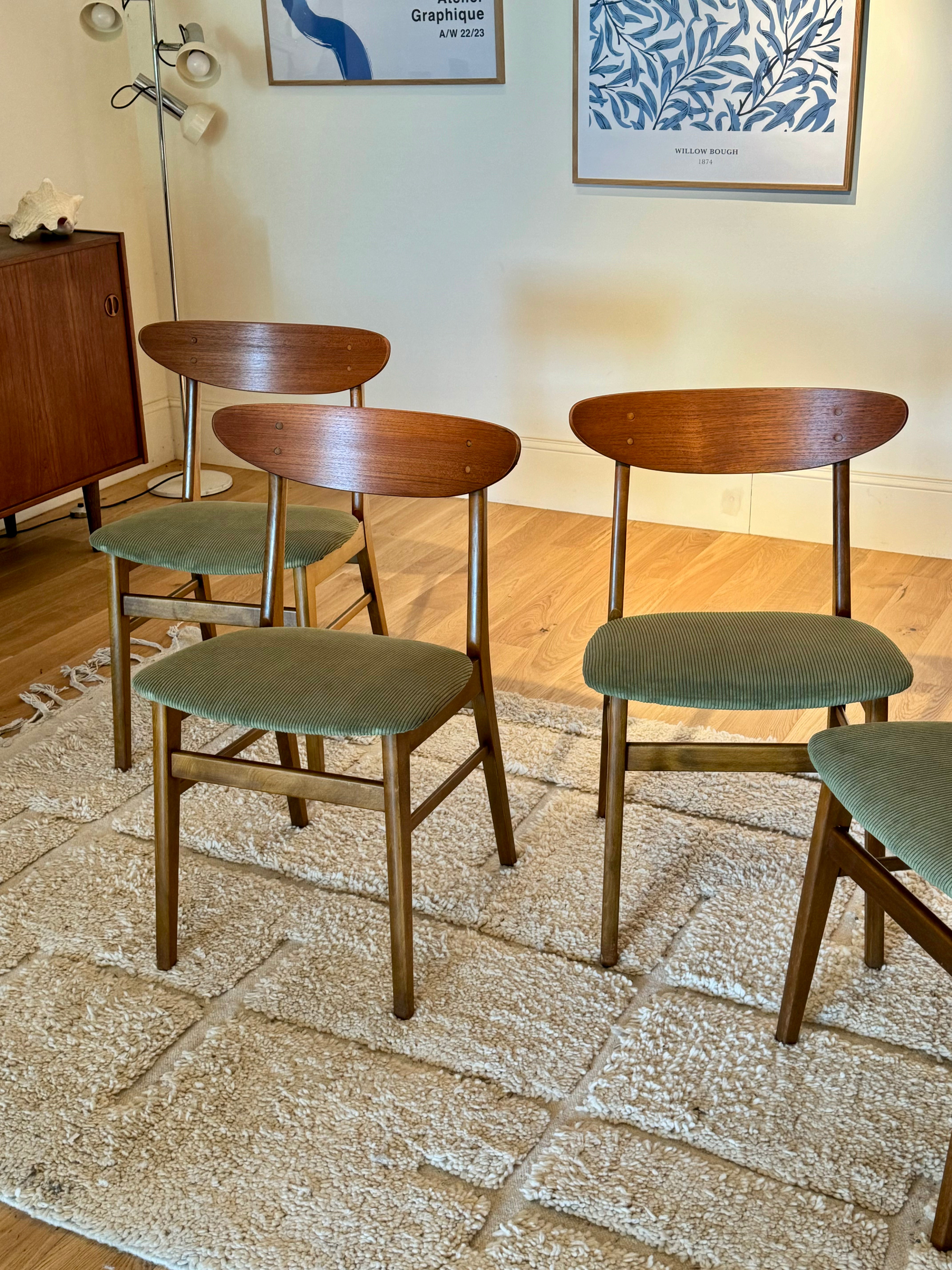 Suite de 4 Chaises scandinaves vintage Farstrup 210 "Alma" en velours vert