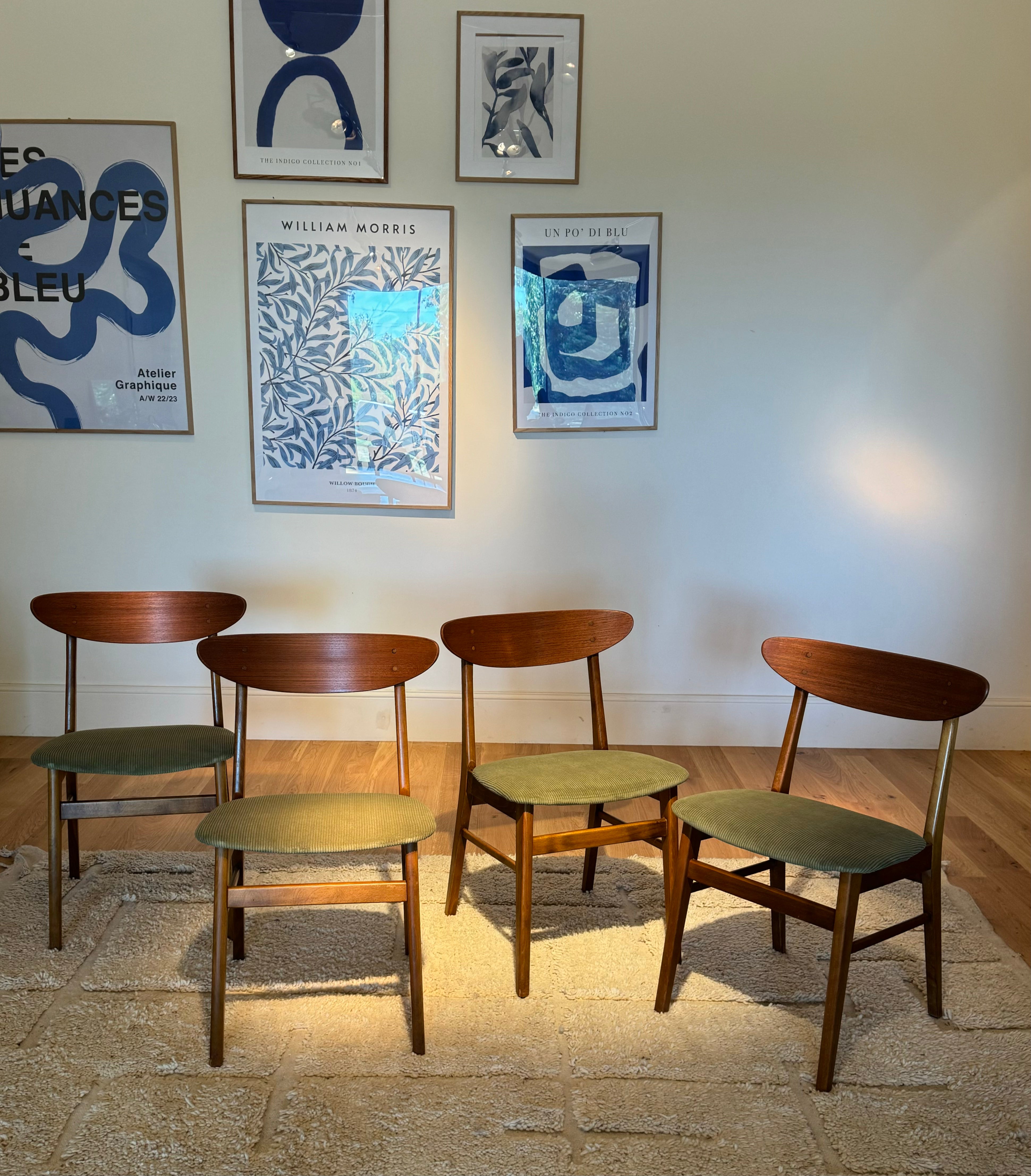 Suite de 4 Chaises scandinaves vintage Farstrup 210 "Alma" en velours vert