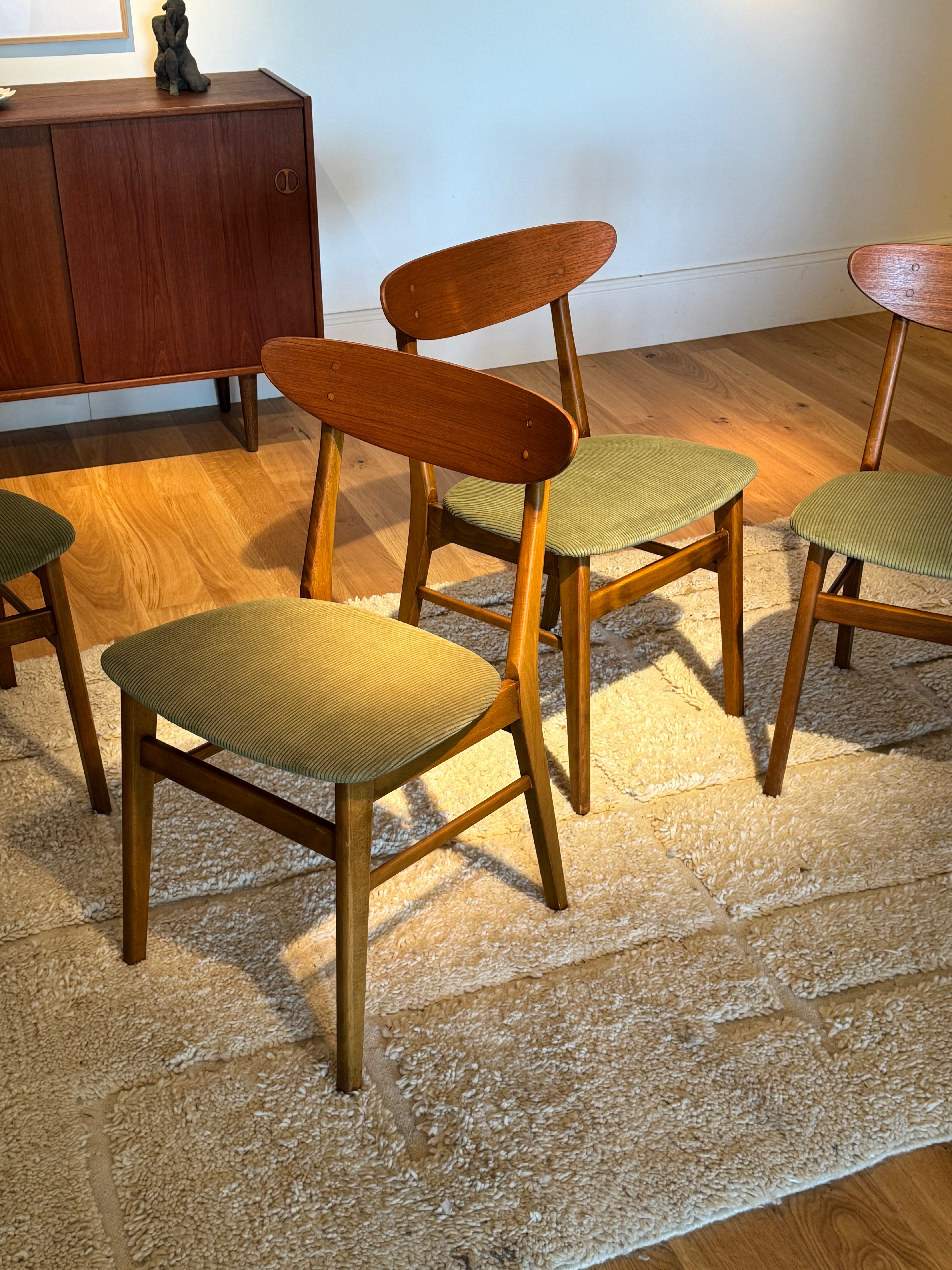 Suite de 4 Chaises scandinaves vintage Farstrup 210 "Alma" en velours vert