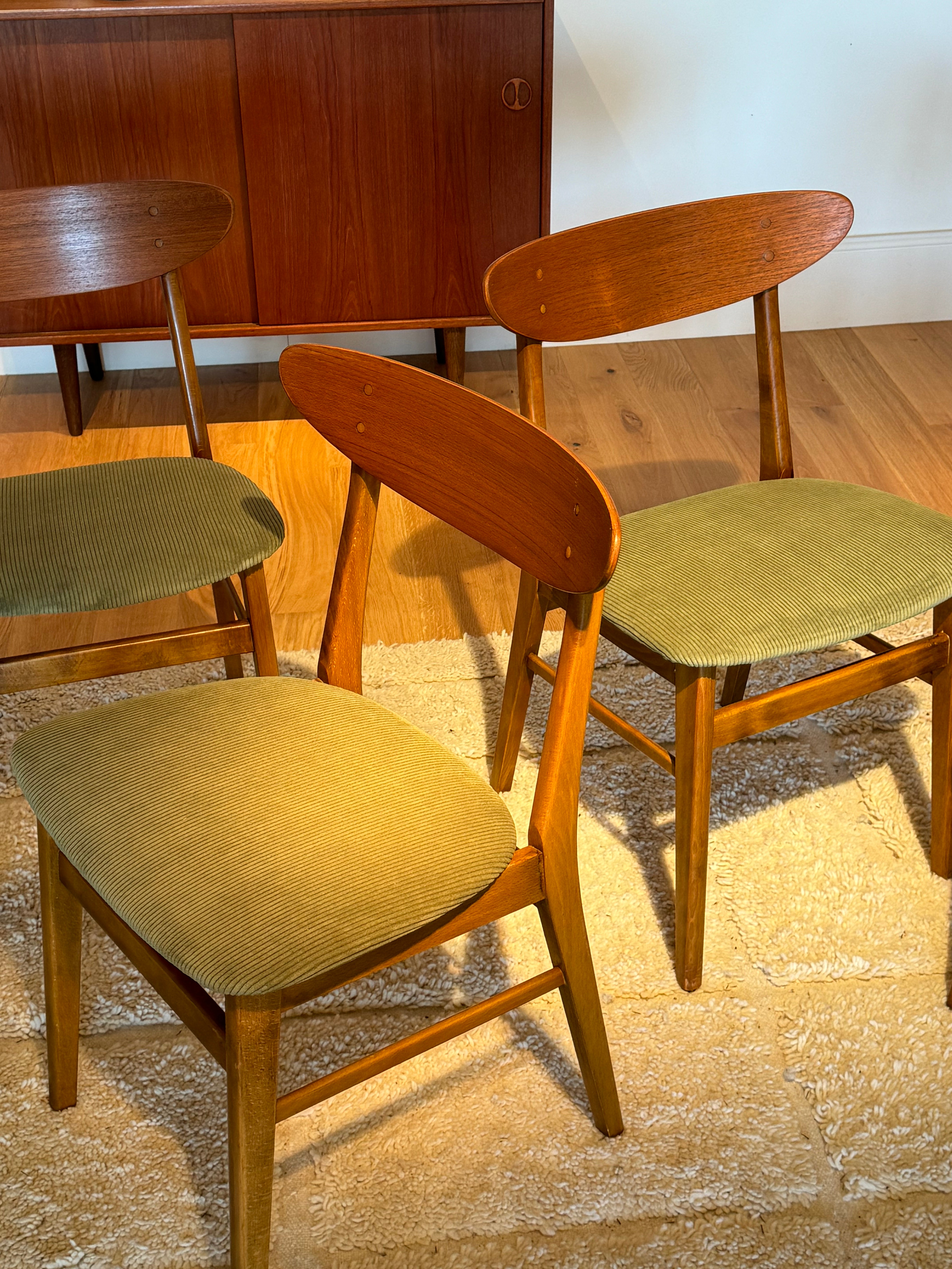 Suite de 4 Chaises scandinaves vintage Farstrup 210 "Alma" en velours vert