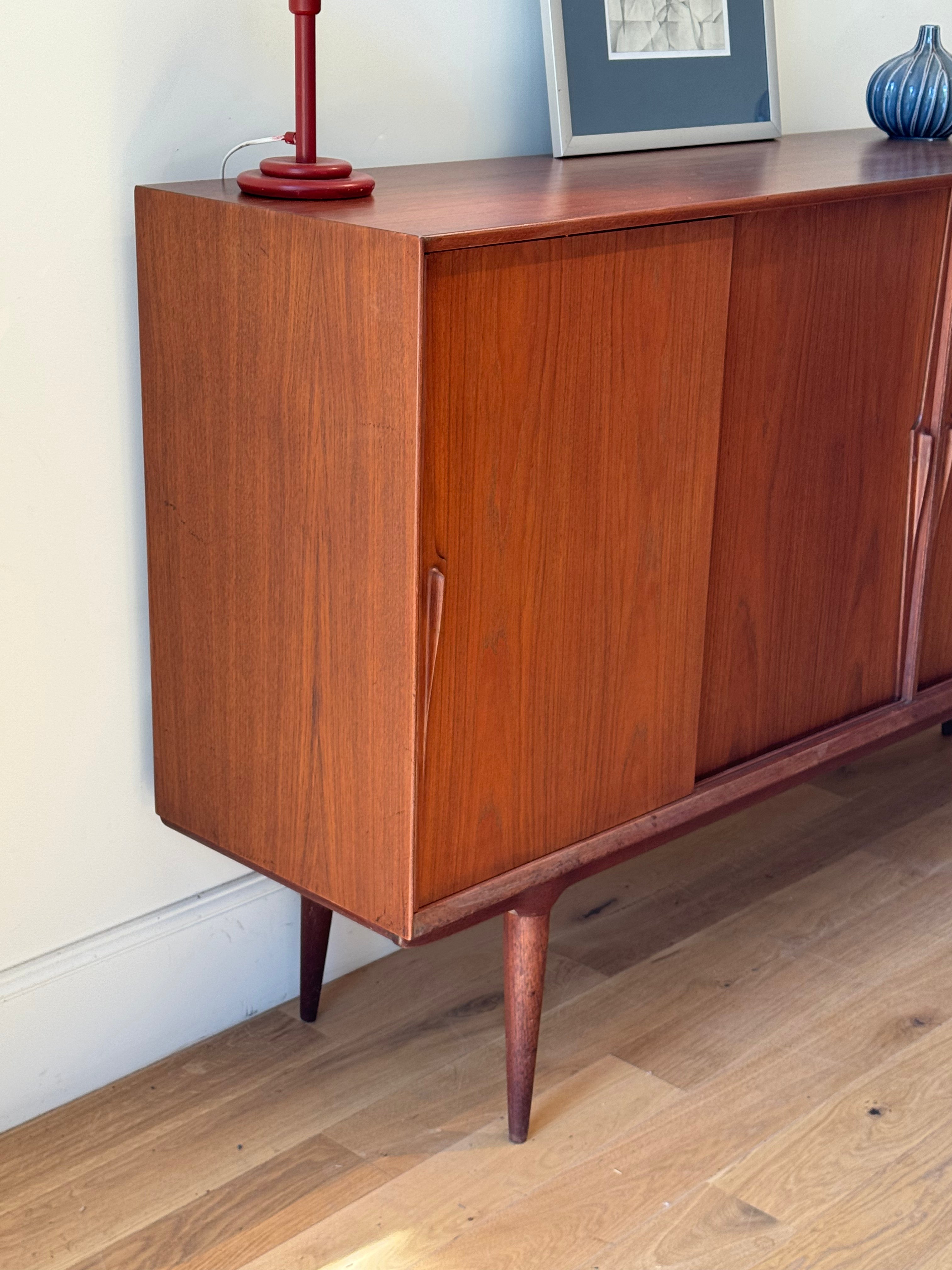 Enfilade scandinave vintage en teck Omann Jun - modèle 19
