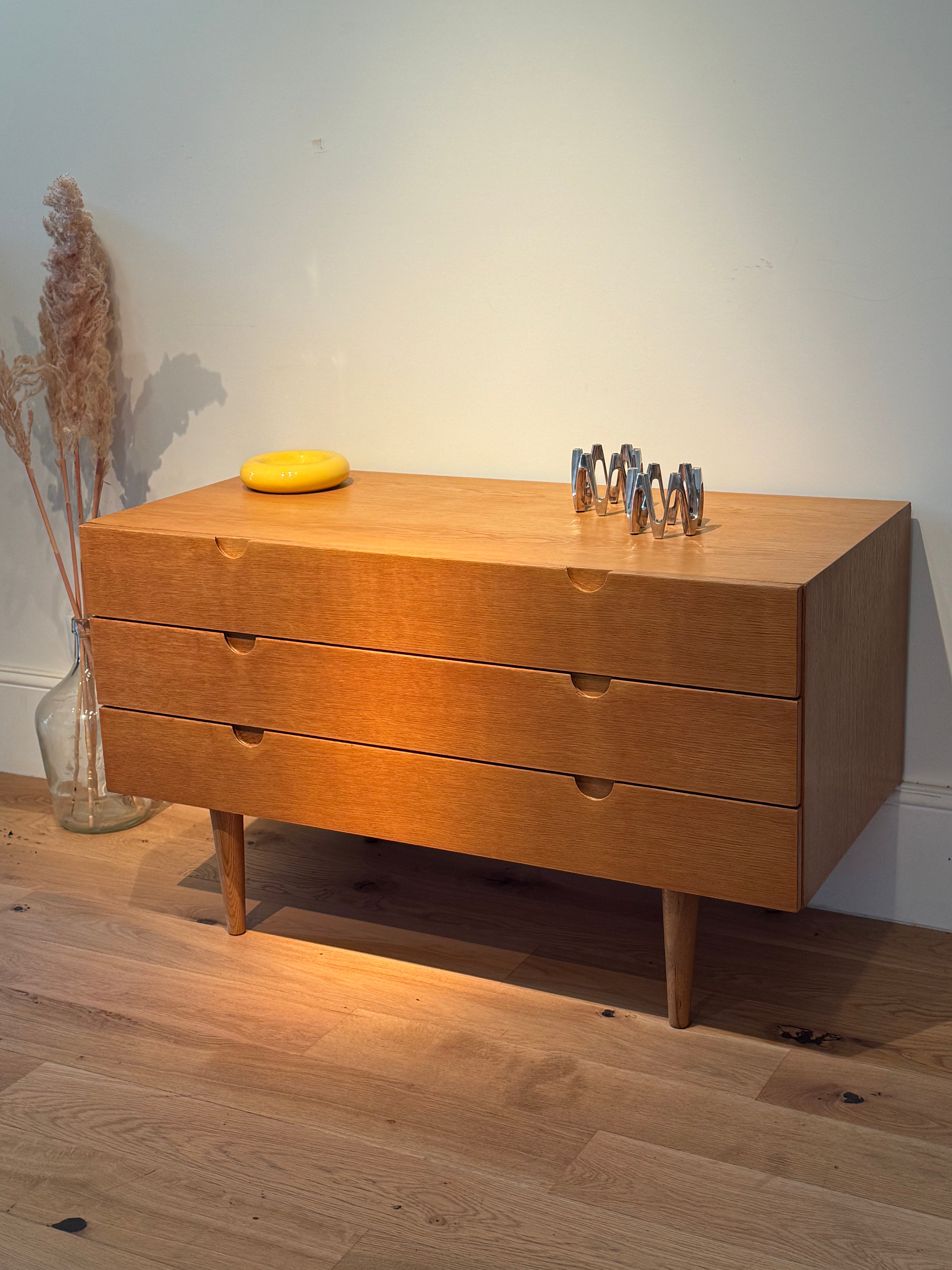 Commode scandinave vintage en chêne doré "Ebba"