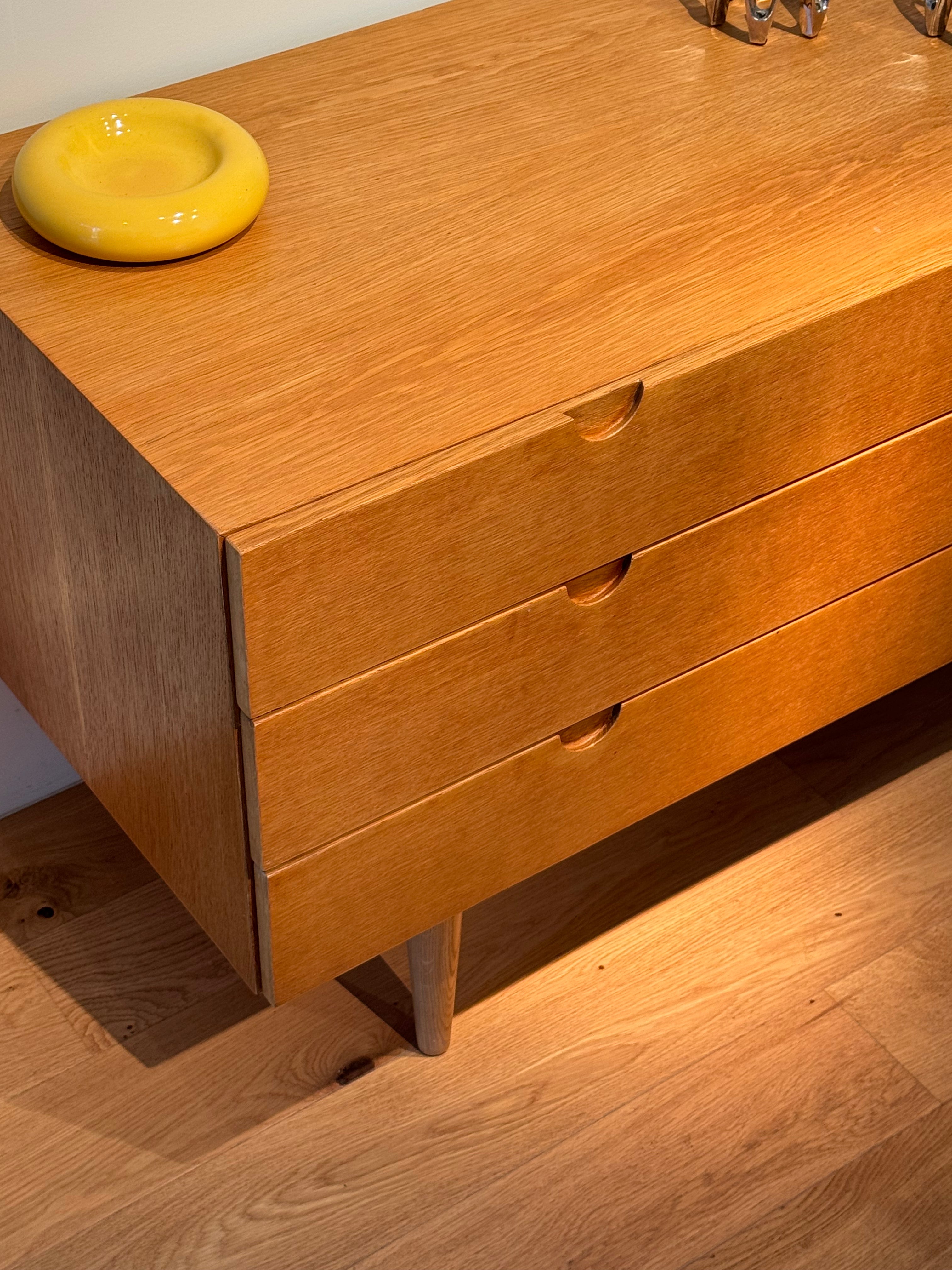 Commode scandinave vintage en chêne doré "Ebba"