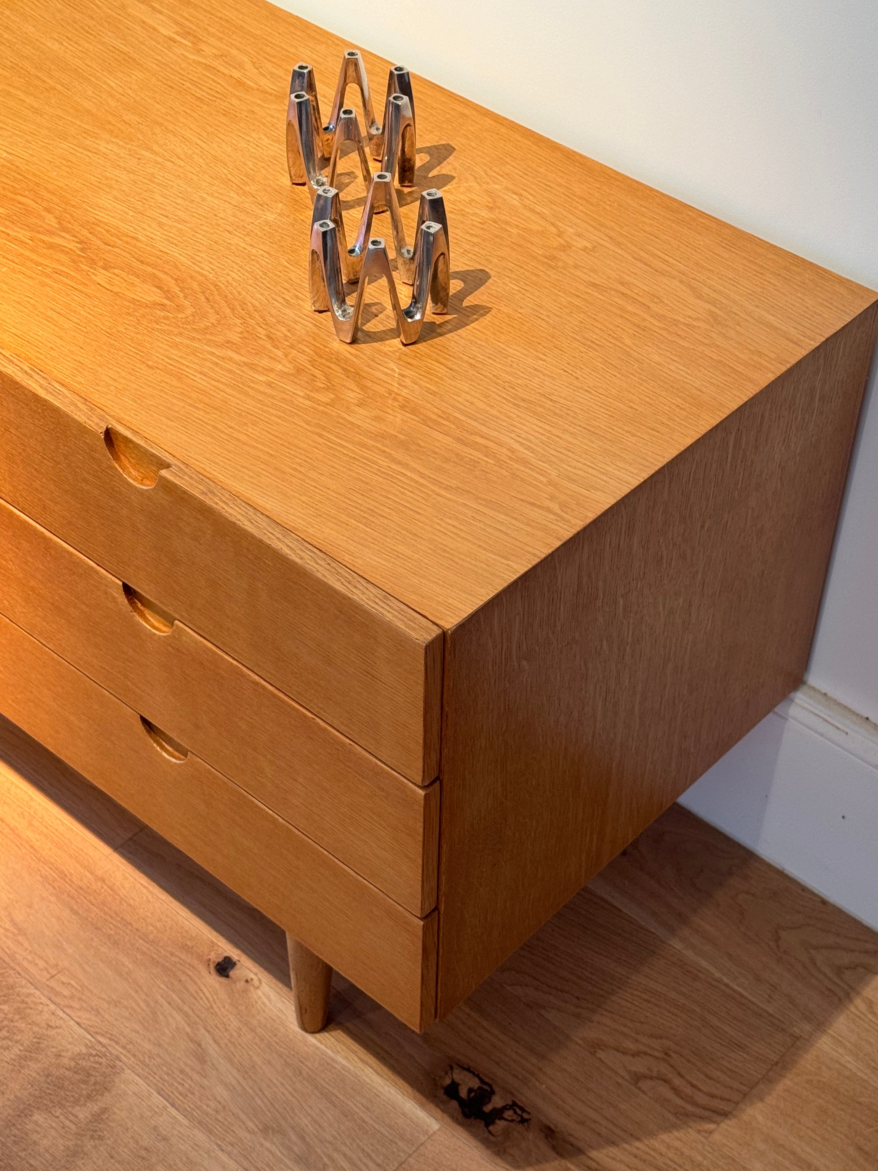 Commode scandinave vintage en chêne doré "Ebba"