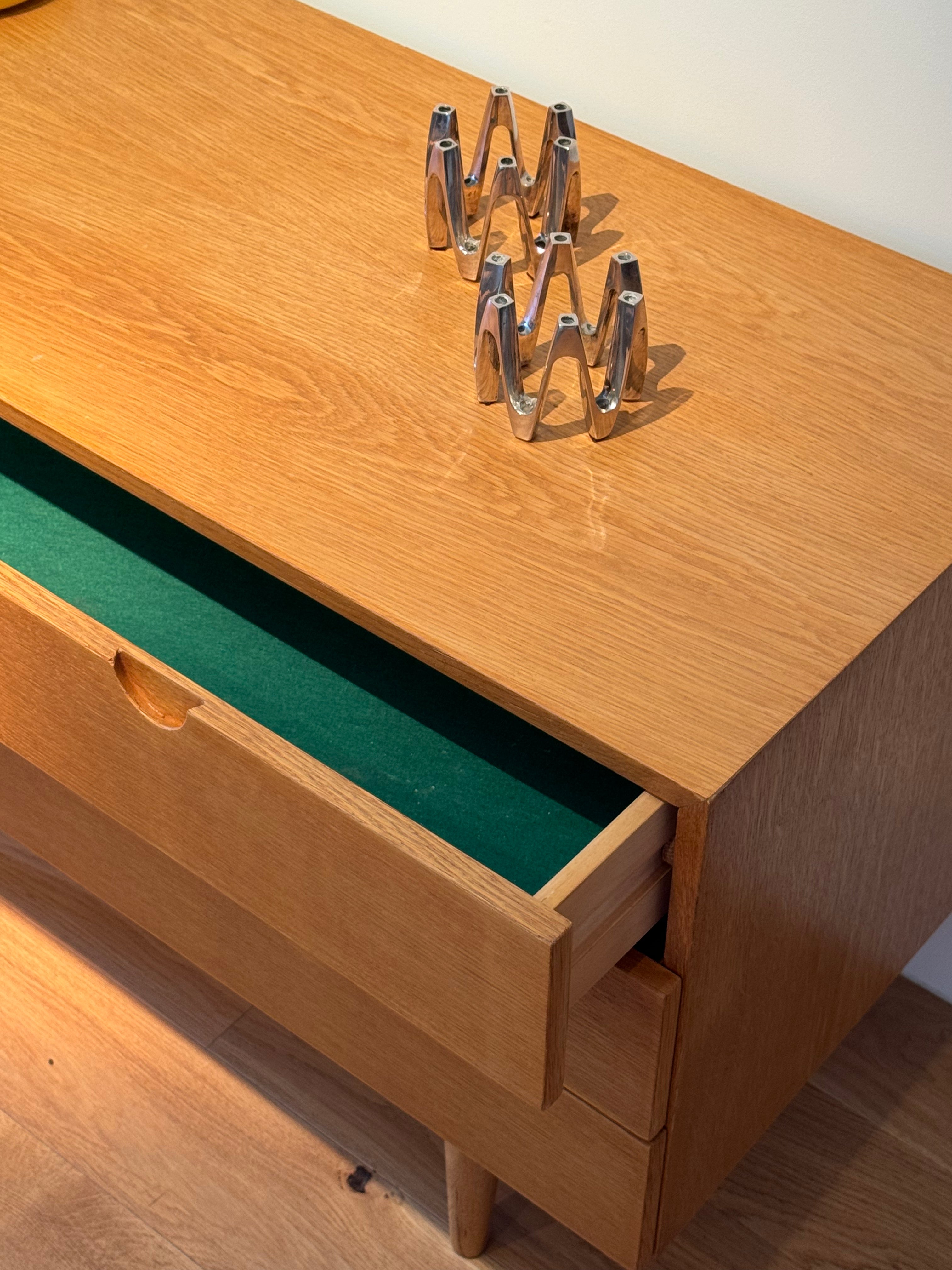 Commode scandinave vintage en chêne doré "Ebba"