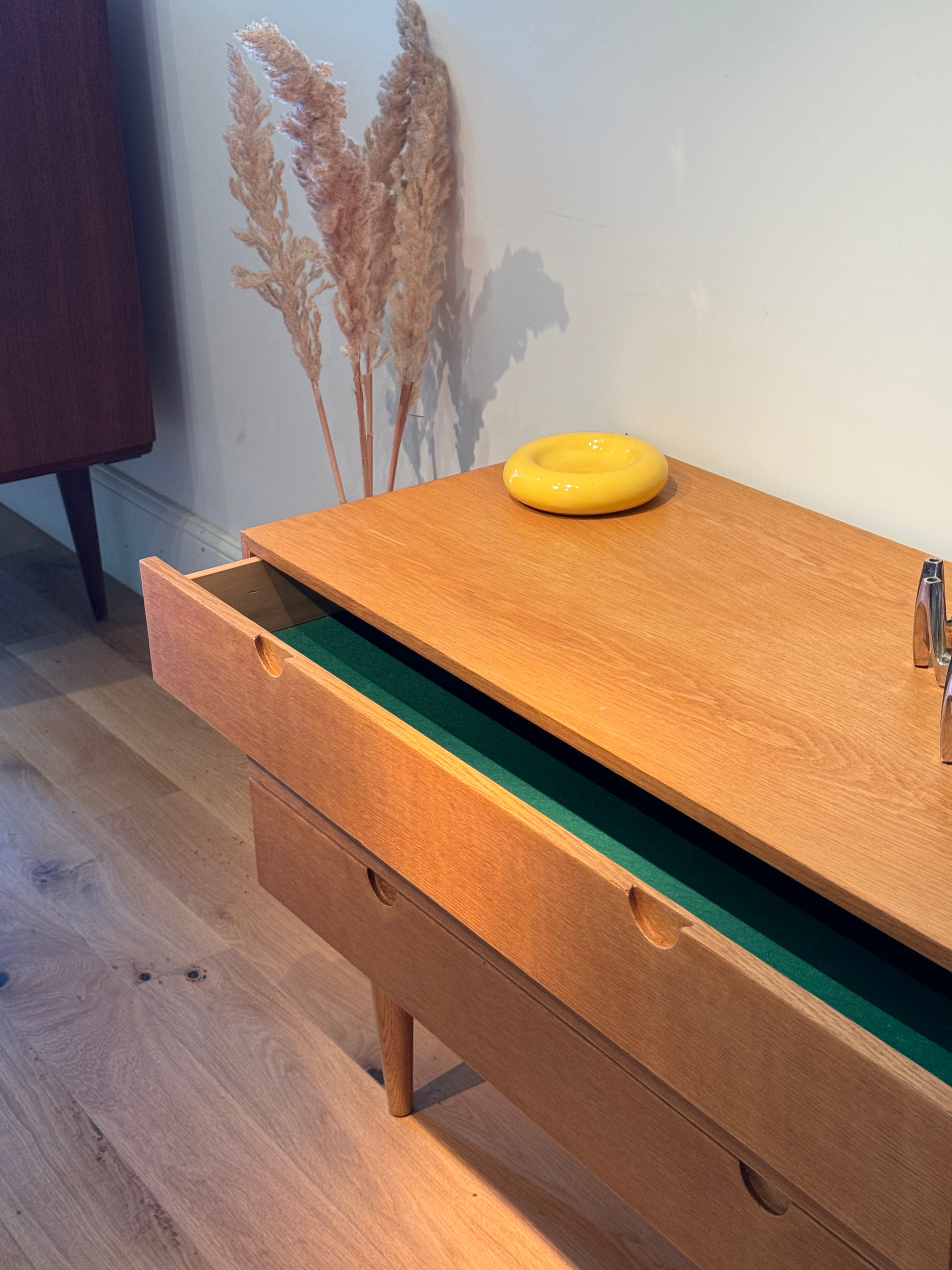 Commode scandinave vintage en chêne doré "Ebba"
