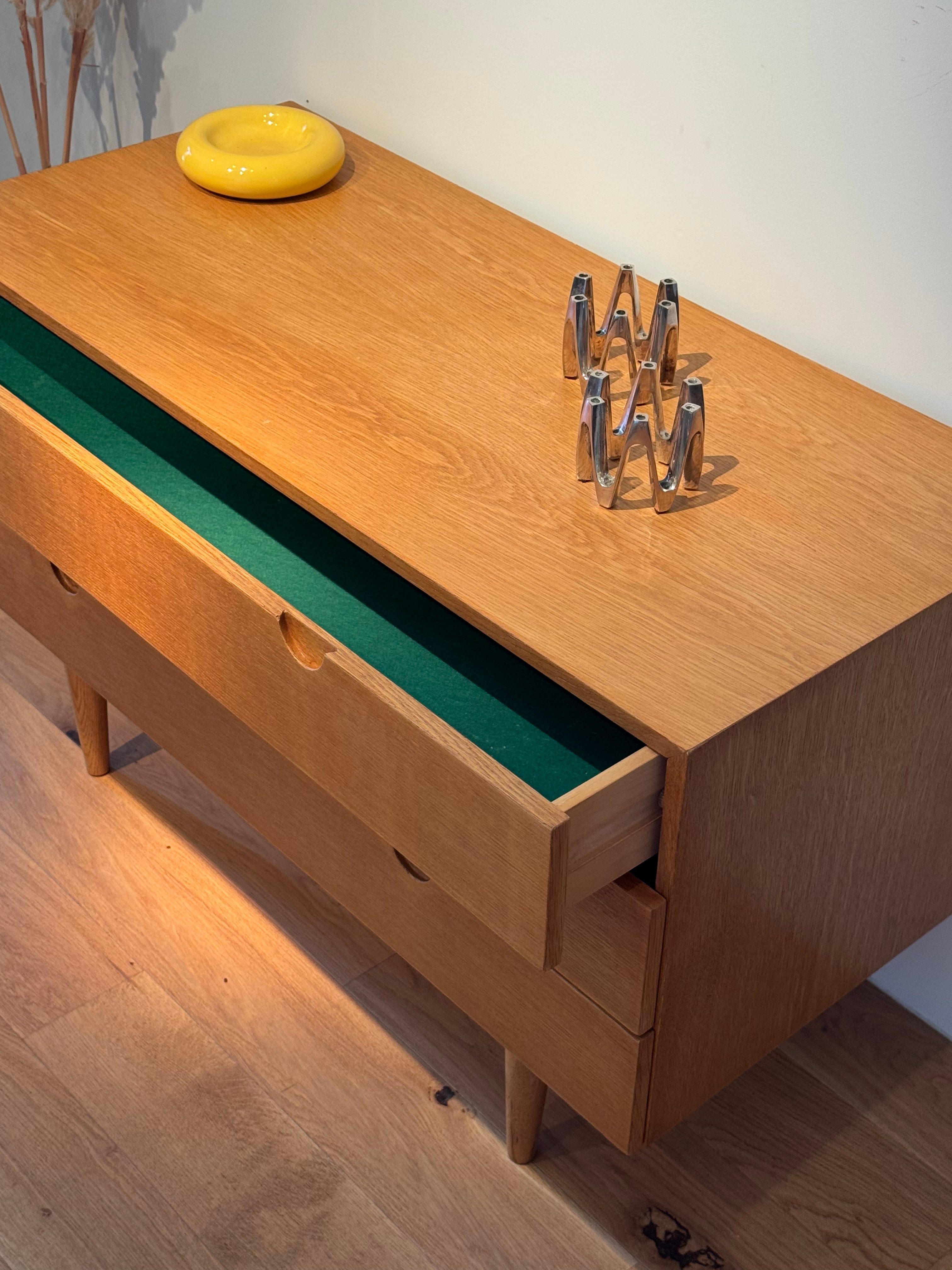 Commode scandinave vintage en chêne doré "Ebba"