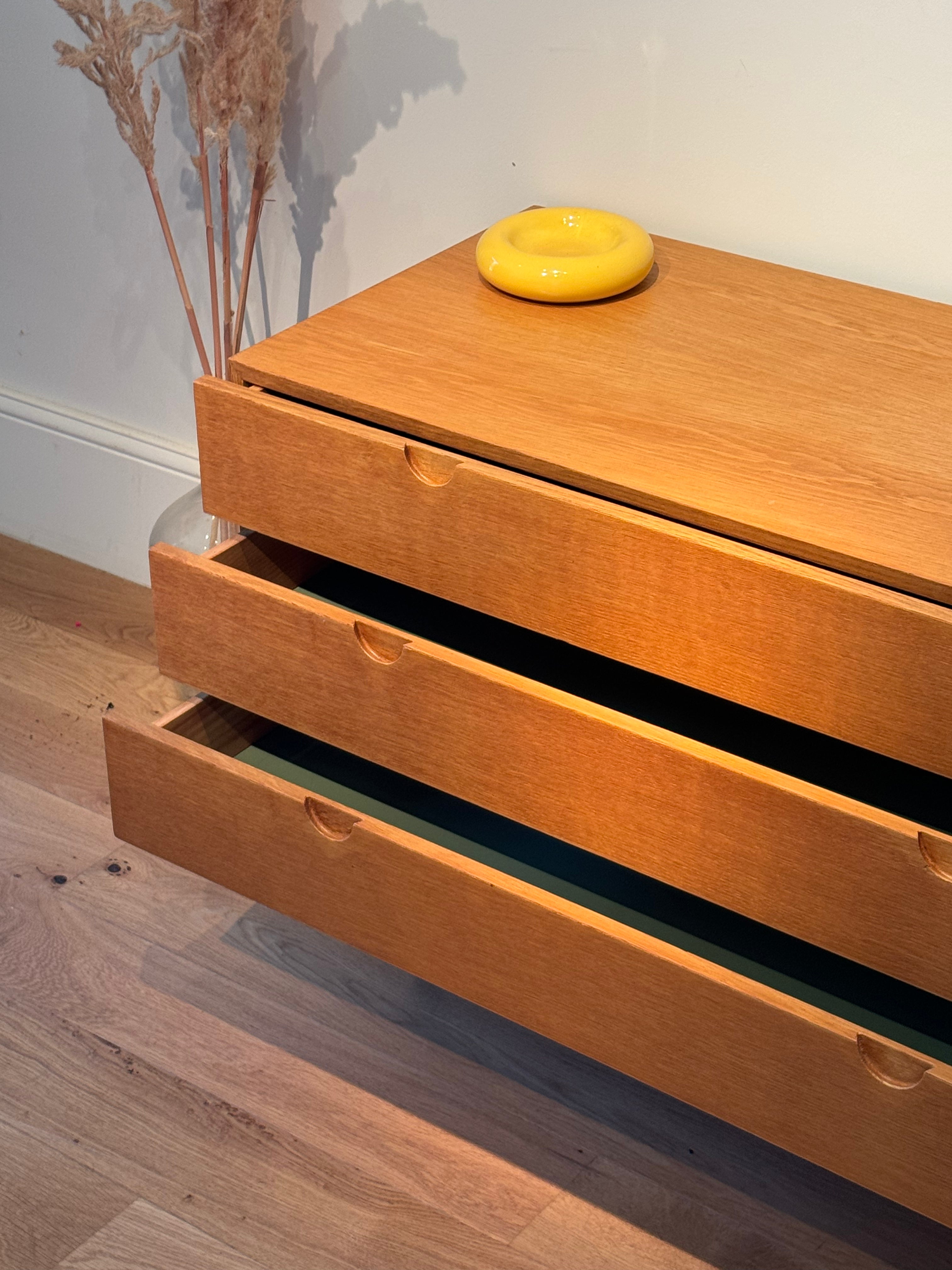 Commode scandinave vintage en chêne doré "Ebba"