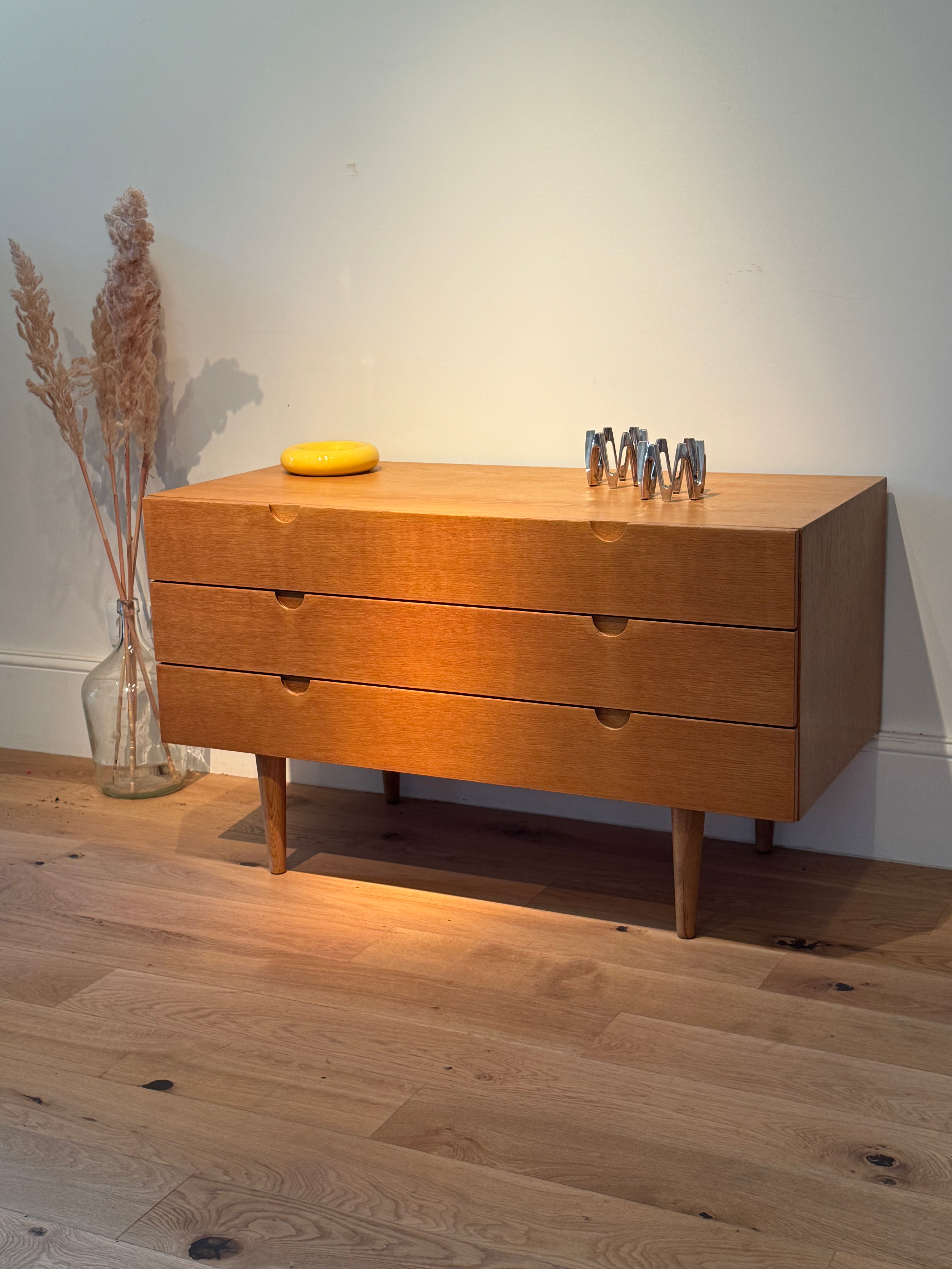 Commode scandinave vintage en chêne doré "Ebba"