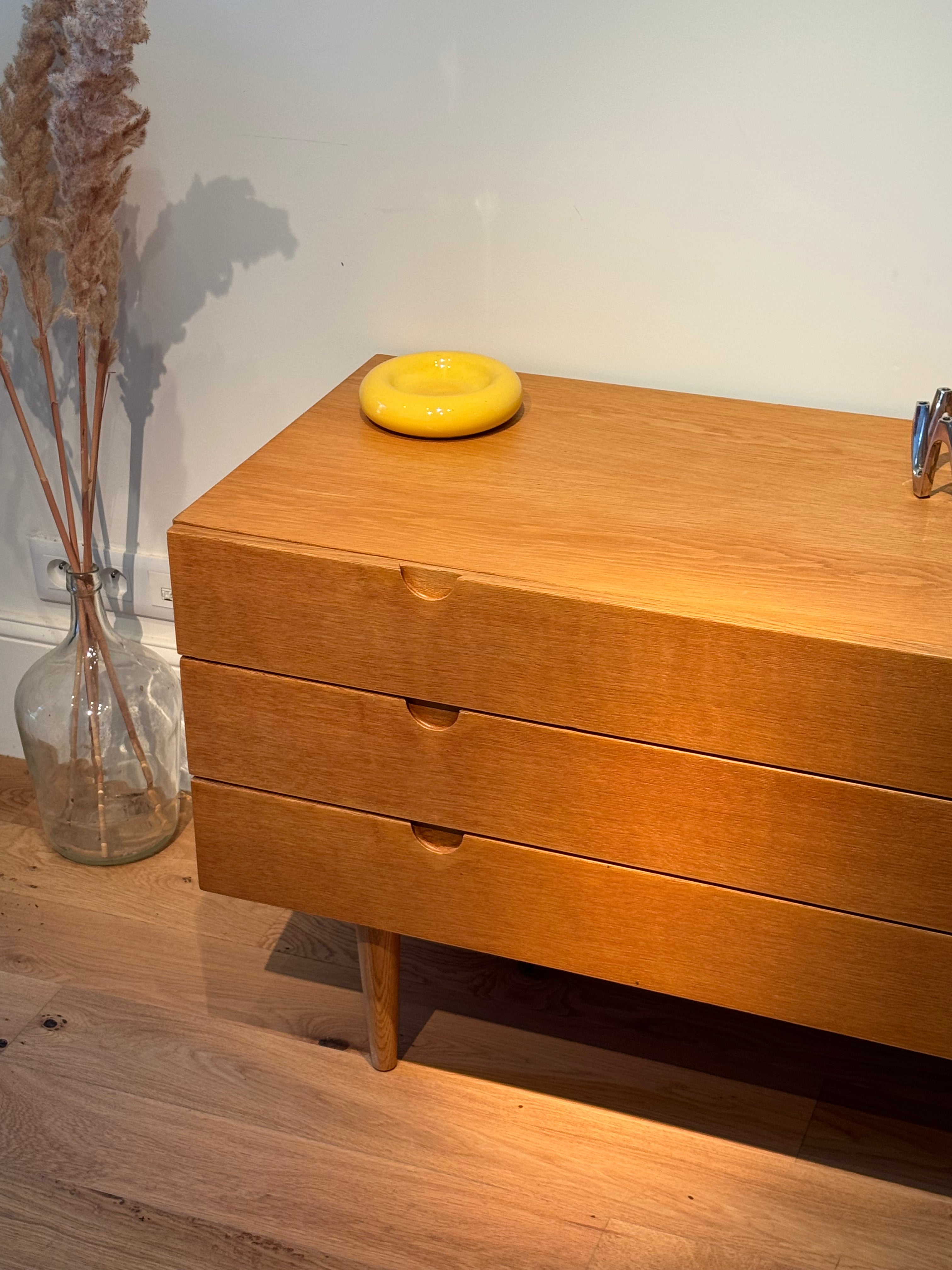 Commode scandinave vintage en chêne doré "Ebba"