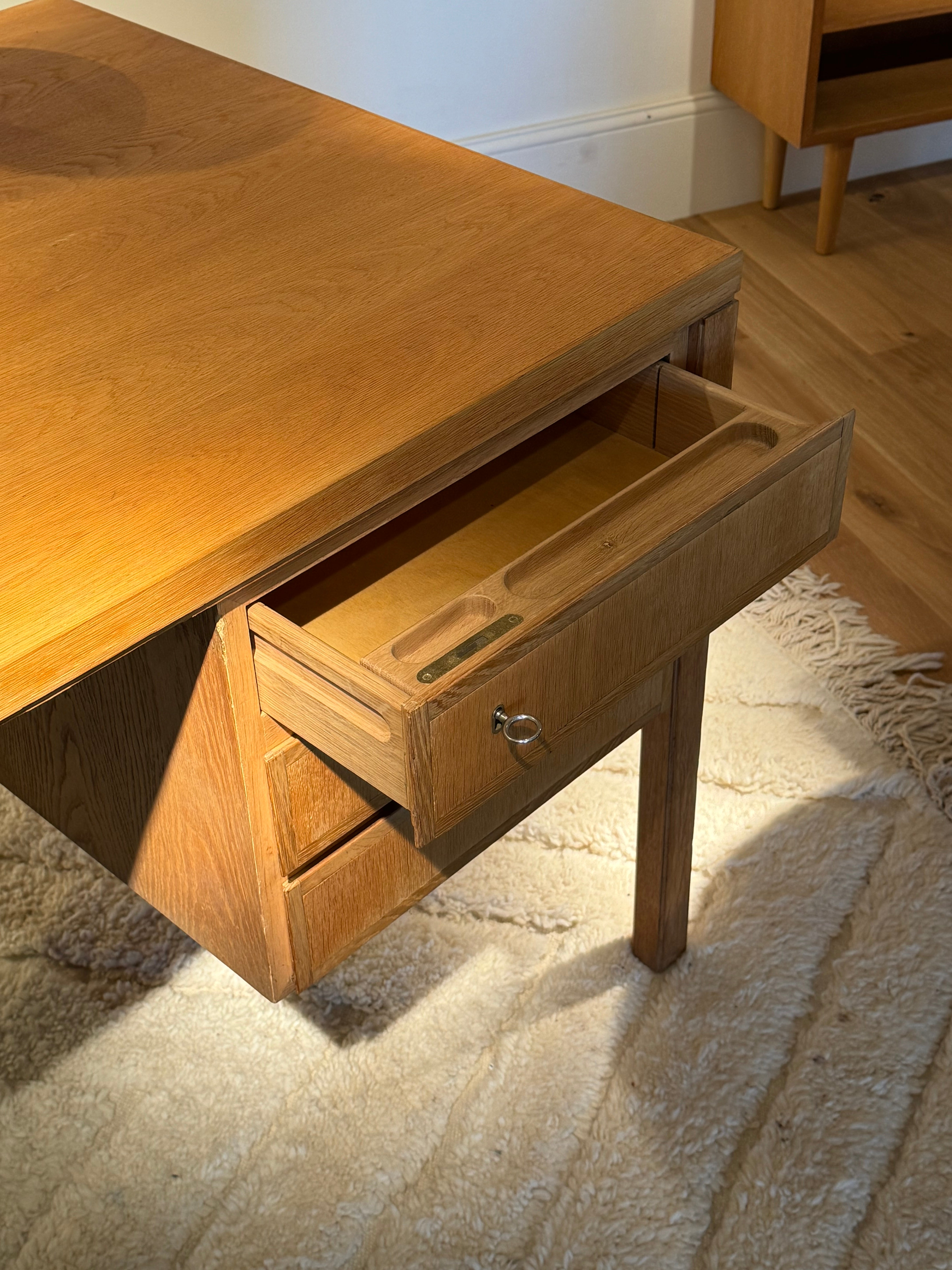 Bureau en chêne massif scandinave vintage Modèle 77 édité par Omann Jun  « Oleg »