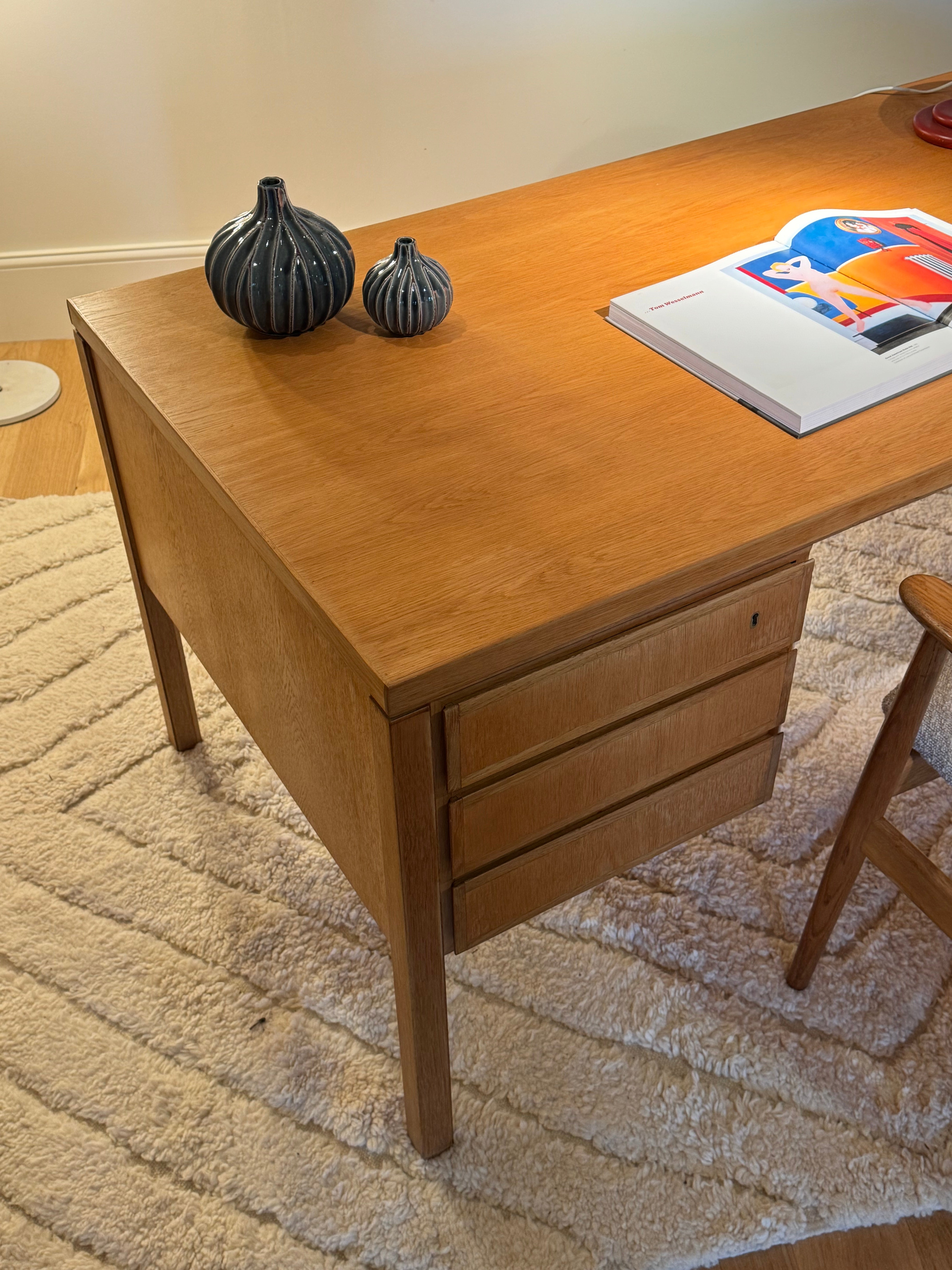 Bureau en chêne massif scandinave vintage Modèle 77 édité par Omann Jun  « Oleg »