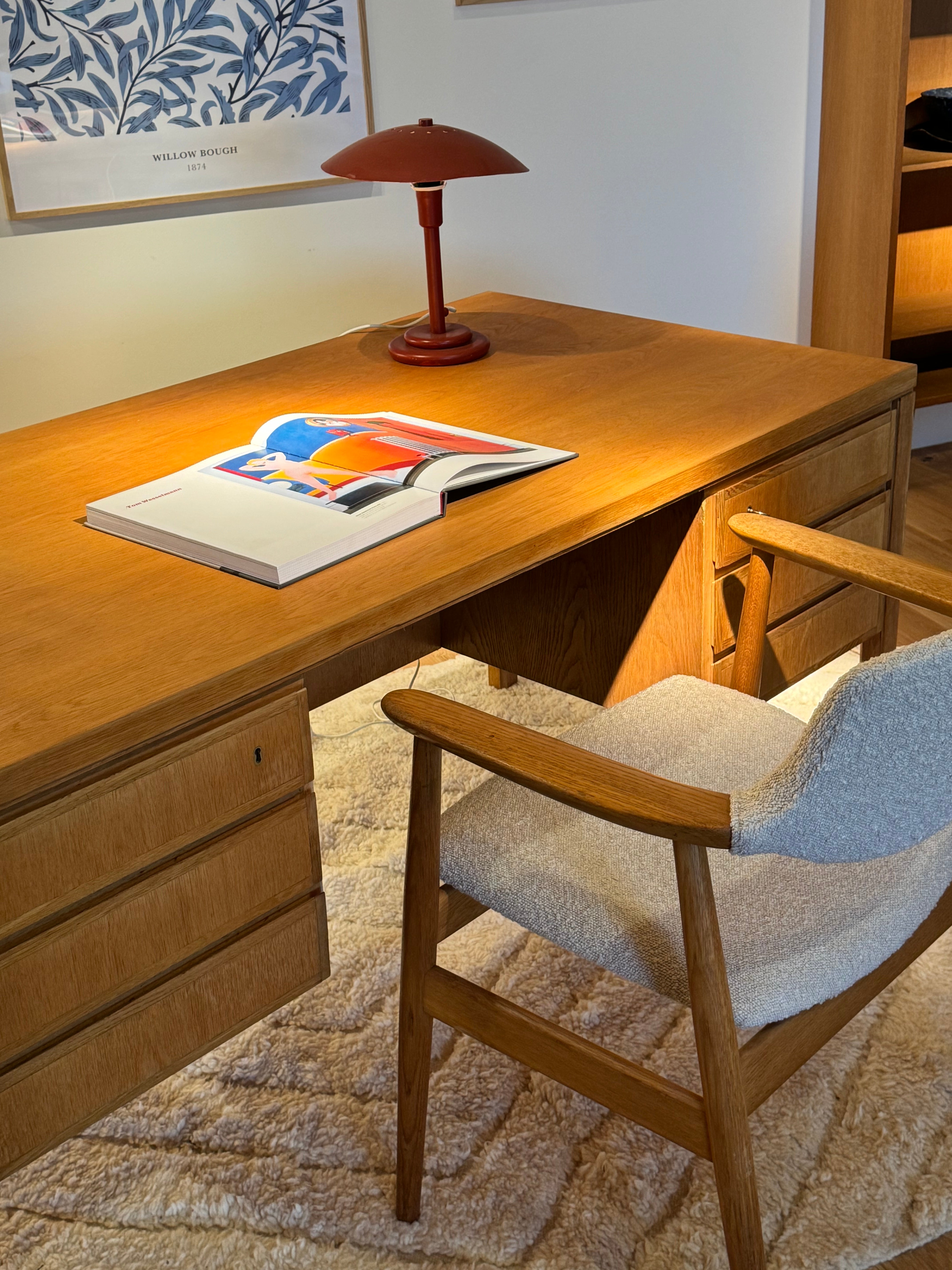 Bureau en chêne massif scandinave vintage Modèle 77 édité par Omann Jun  « Oleg »