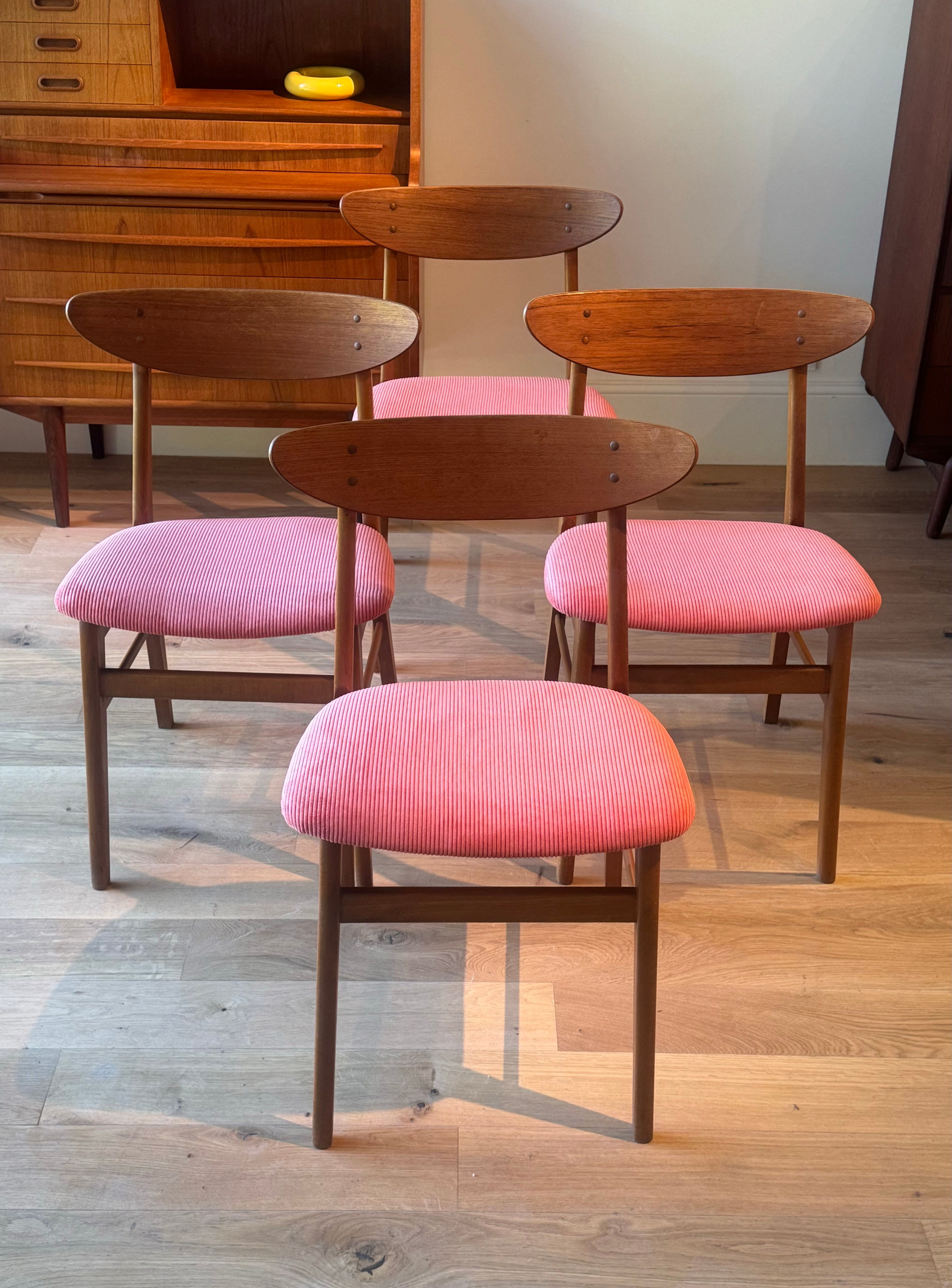 Suite de 4 chaises scandinaves vintage en velours corail (Farstrup 210)