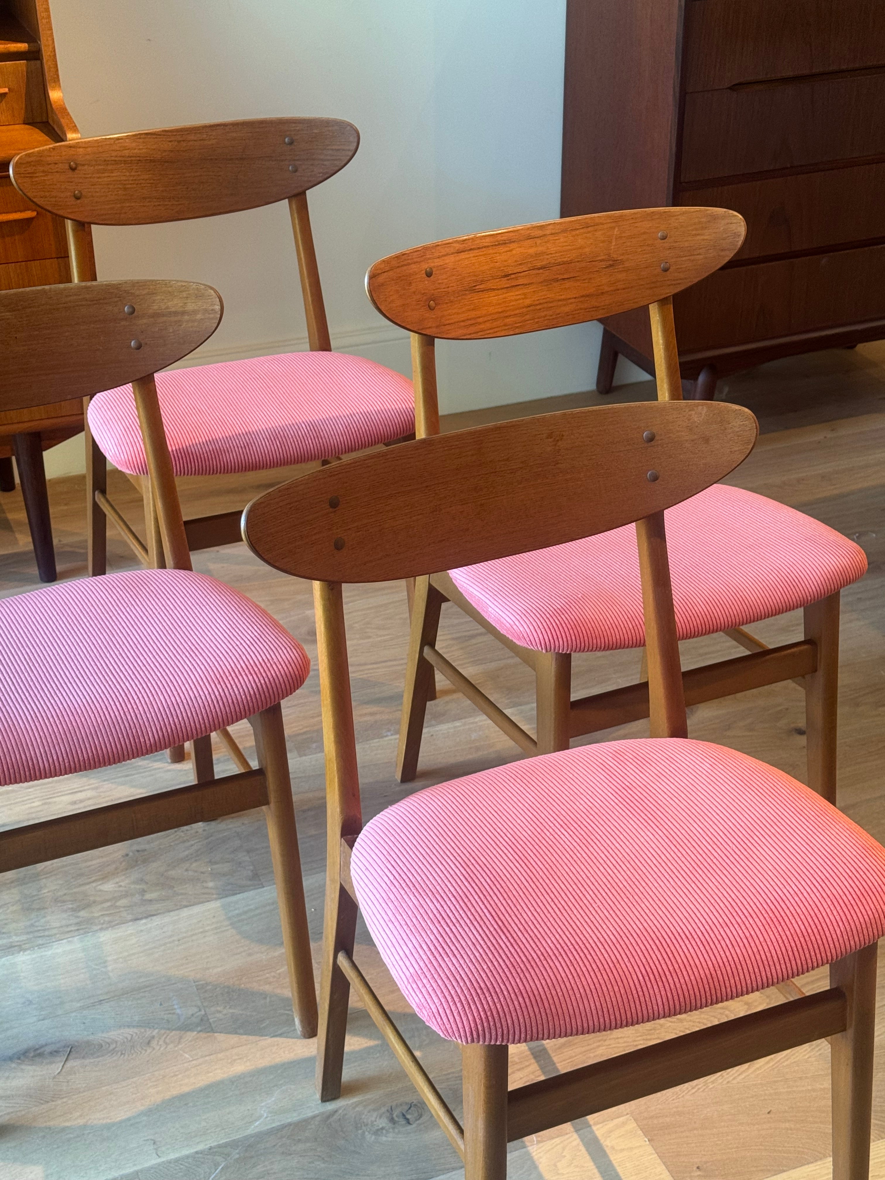 Suite de 4 chaises scandinaves vintage en velours corail (Farstrup 210)