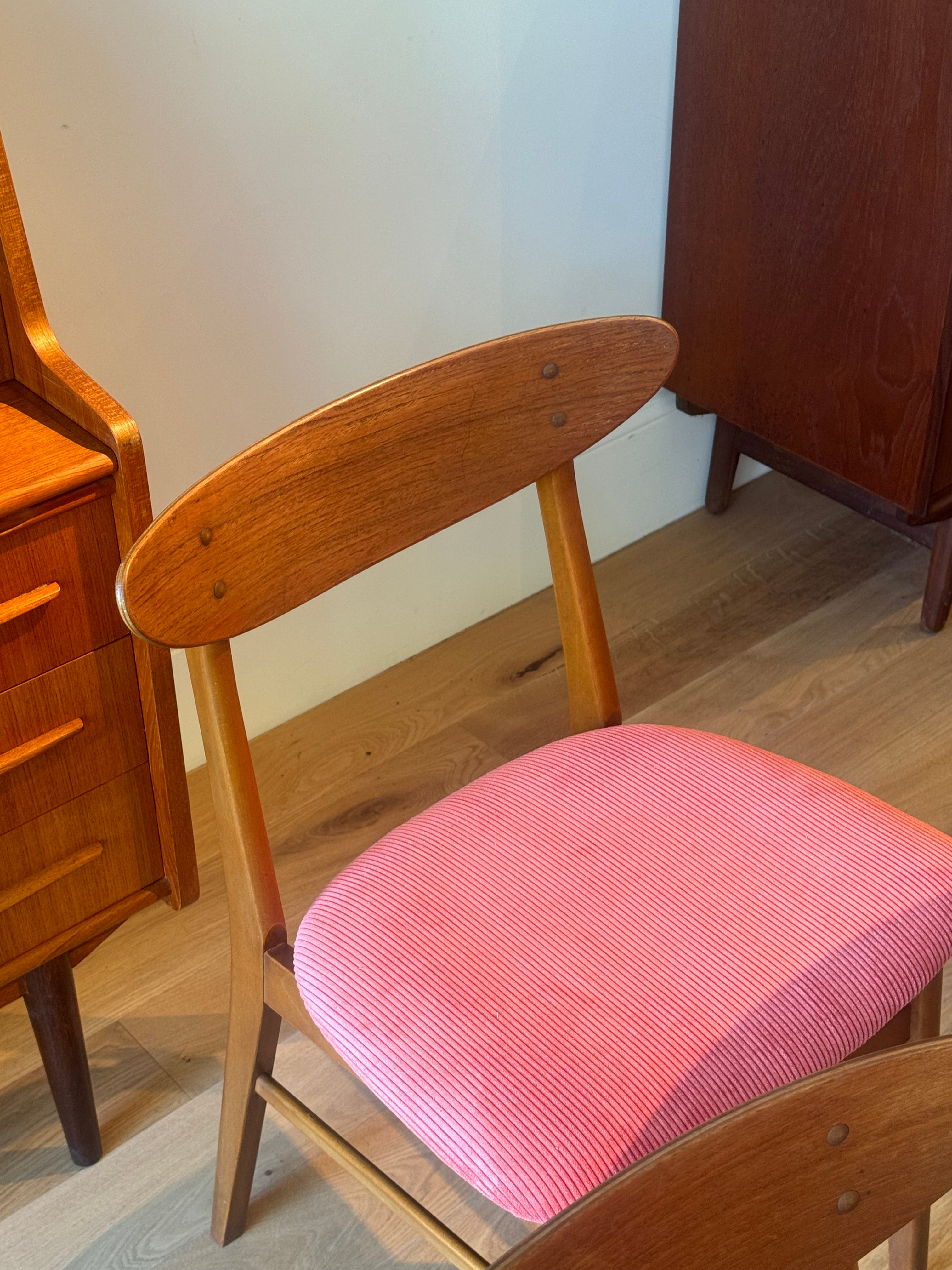 Suite de 4 chaises scandinaves vintage en velours corail (Farstrup 210)