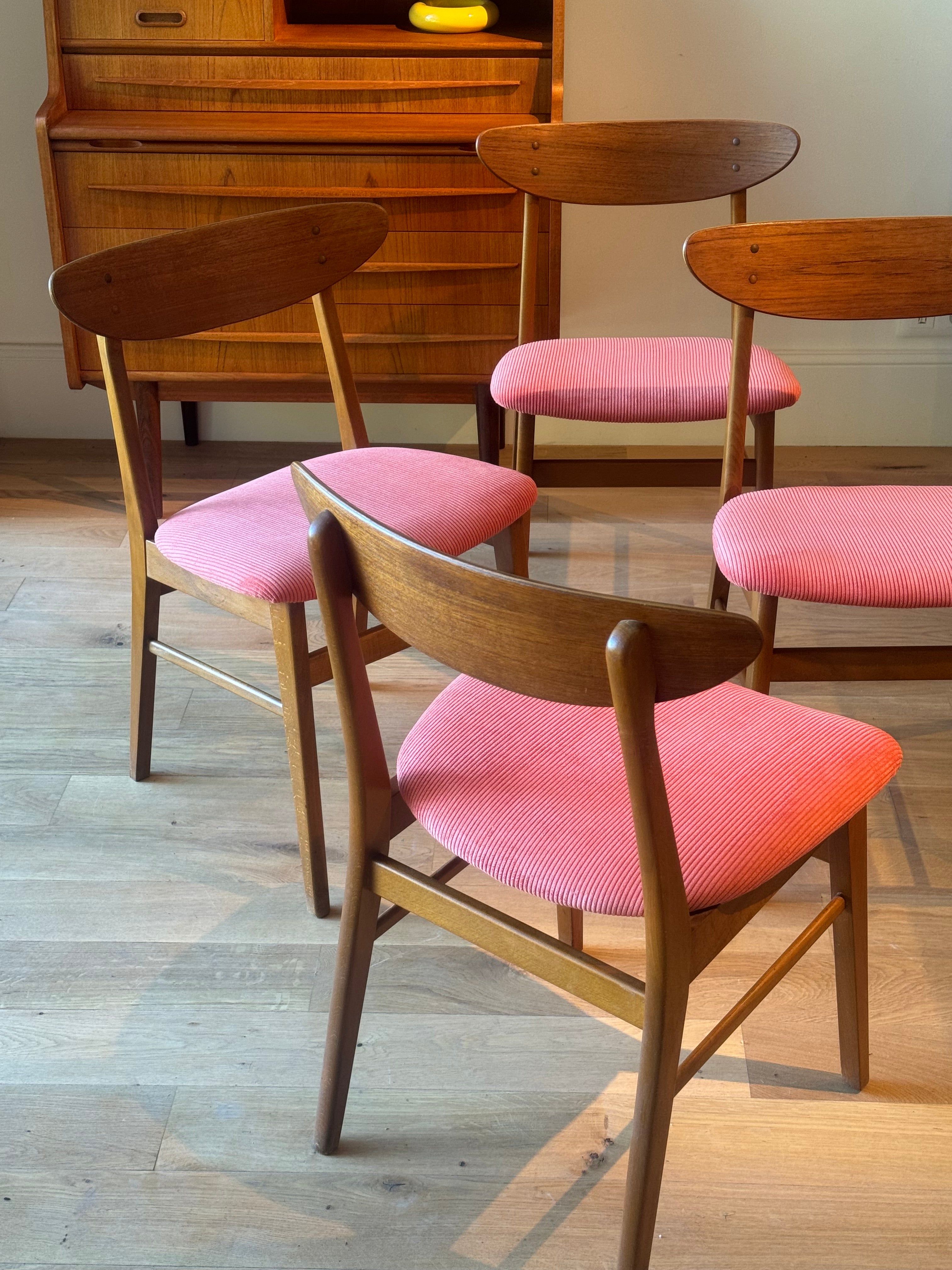 Suite de 4 chaises scandinaves vintage en velours corail (Farstrup 210)