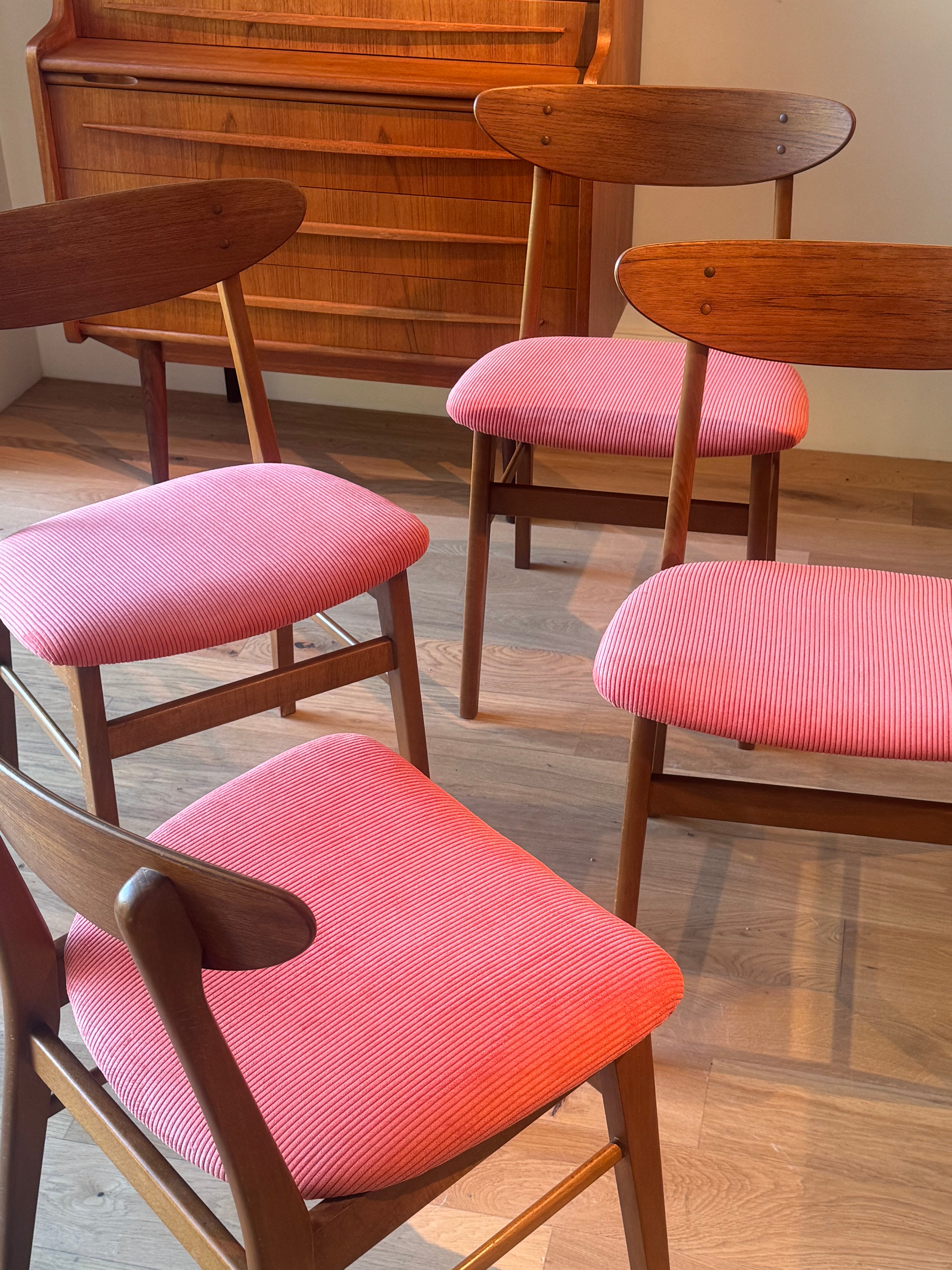 Suite de 4 chaises scandinaves vintage en velours corail (Farstrup 210)