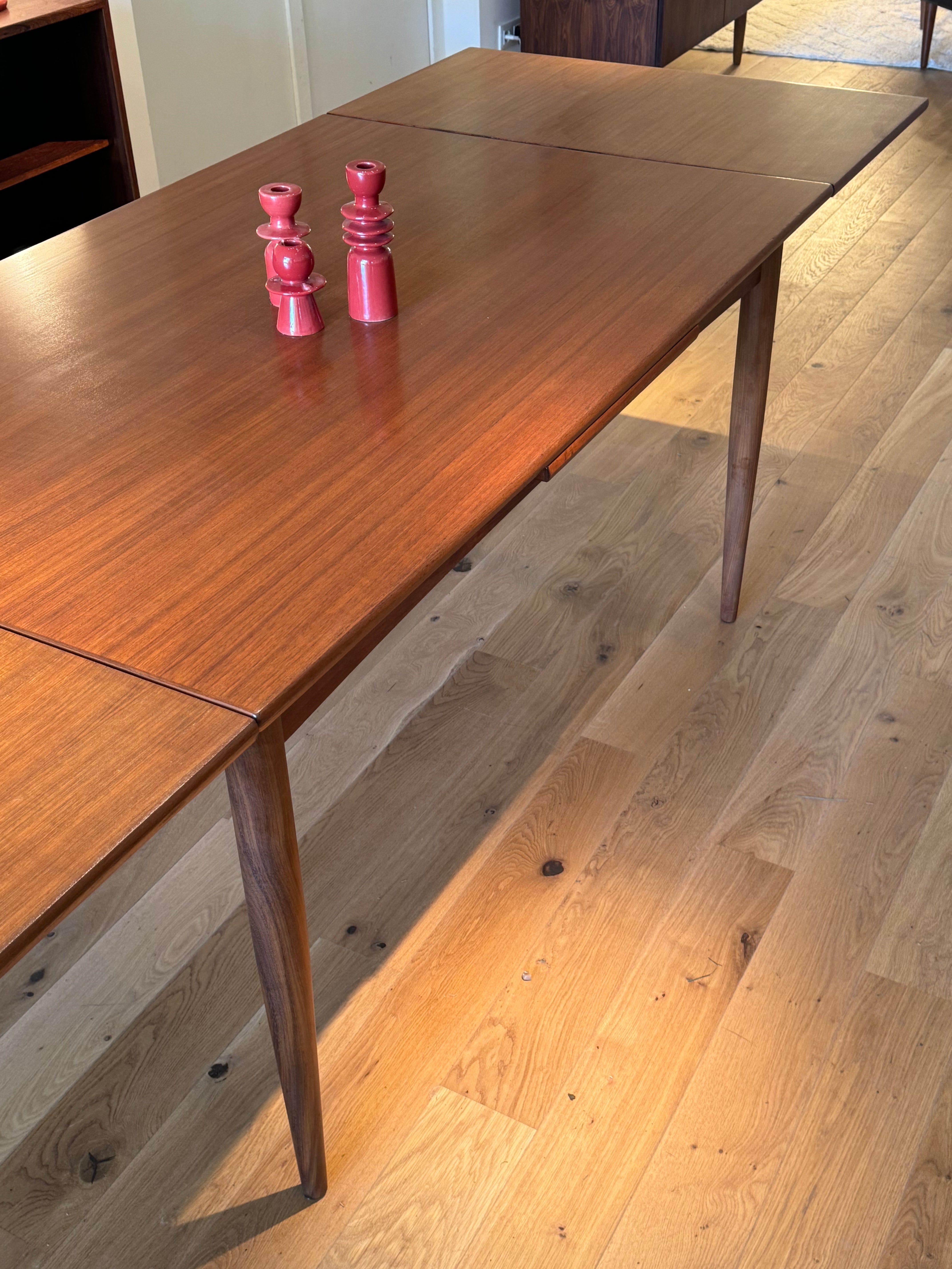 Table de salle à manger scandinave vintage extensible en teck "Fiella"