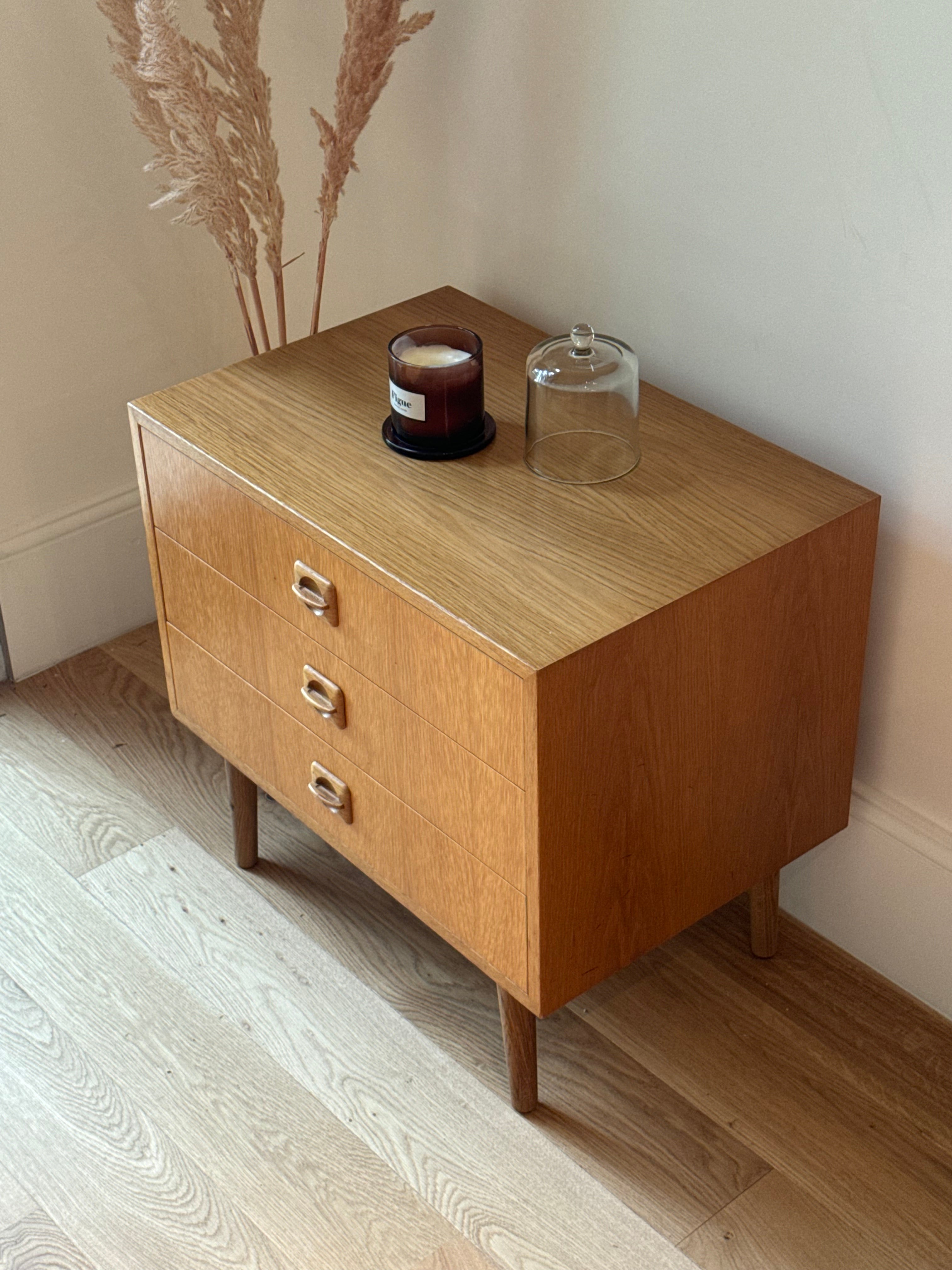 Petite commode ou chevet scandinave vintage «Arnhild »