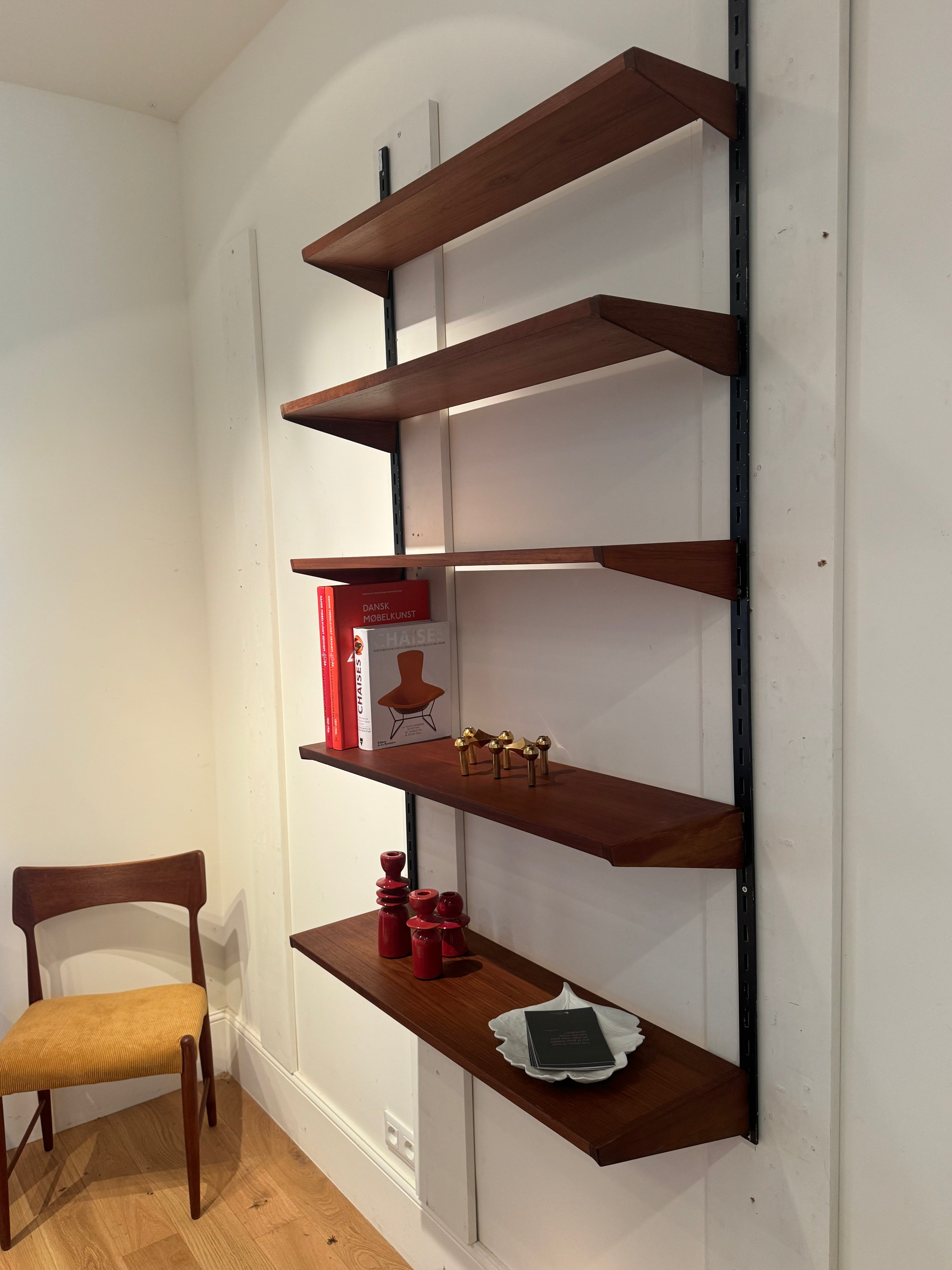 Bibliothèque murale scandinave vintage Kai Kristiansen de FM Møbler (5 étagères)