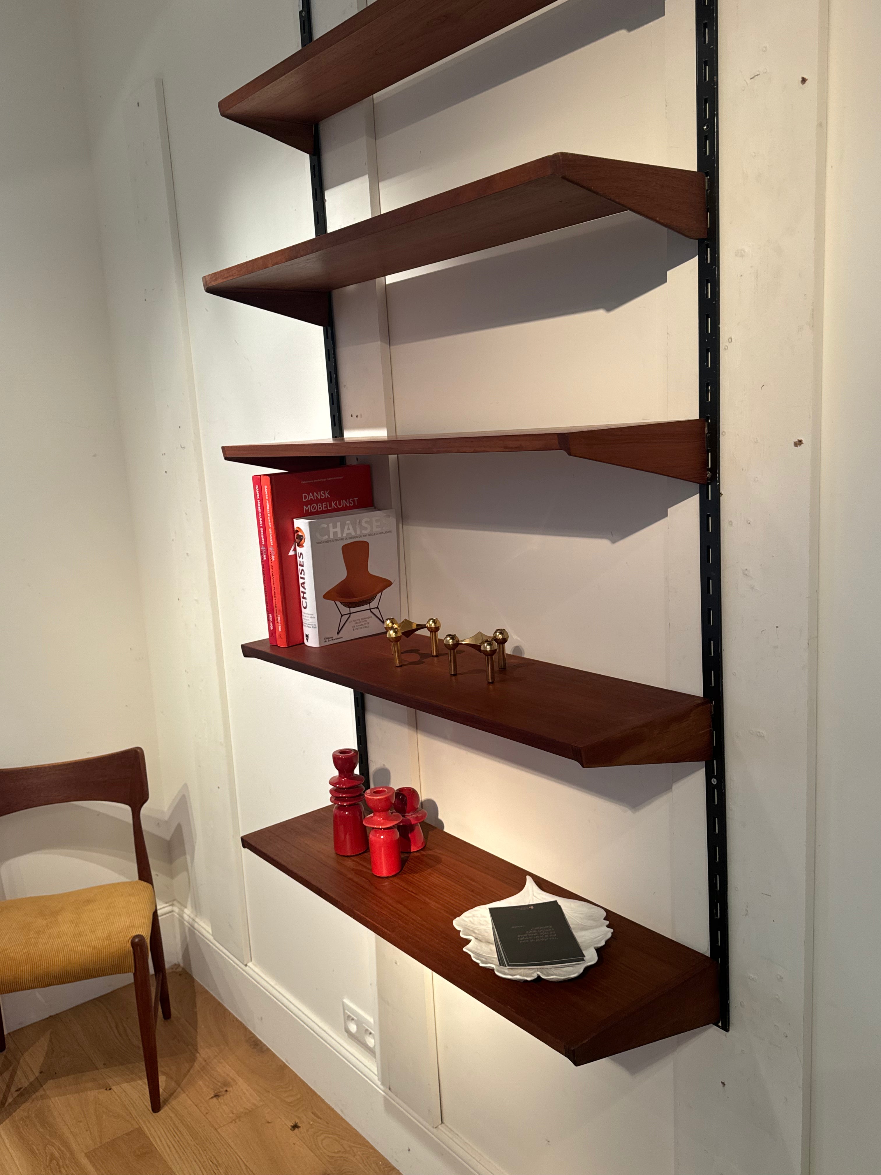 Bibliothèque murale scandinave vintage Kai Kristiansen de FM Møbler (5 étagères)