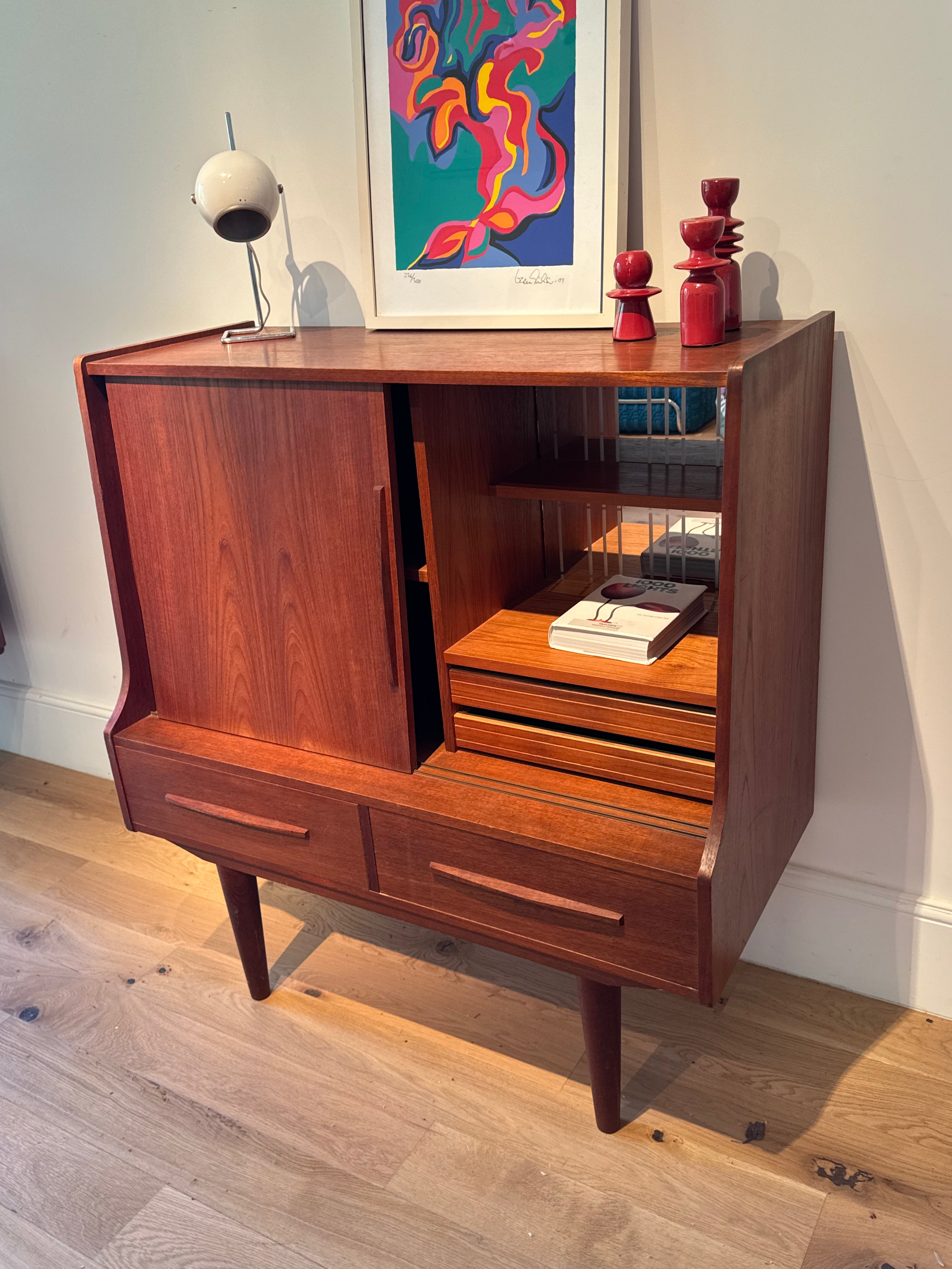 Petit buffet scandinave vintage en teck "Mads"