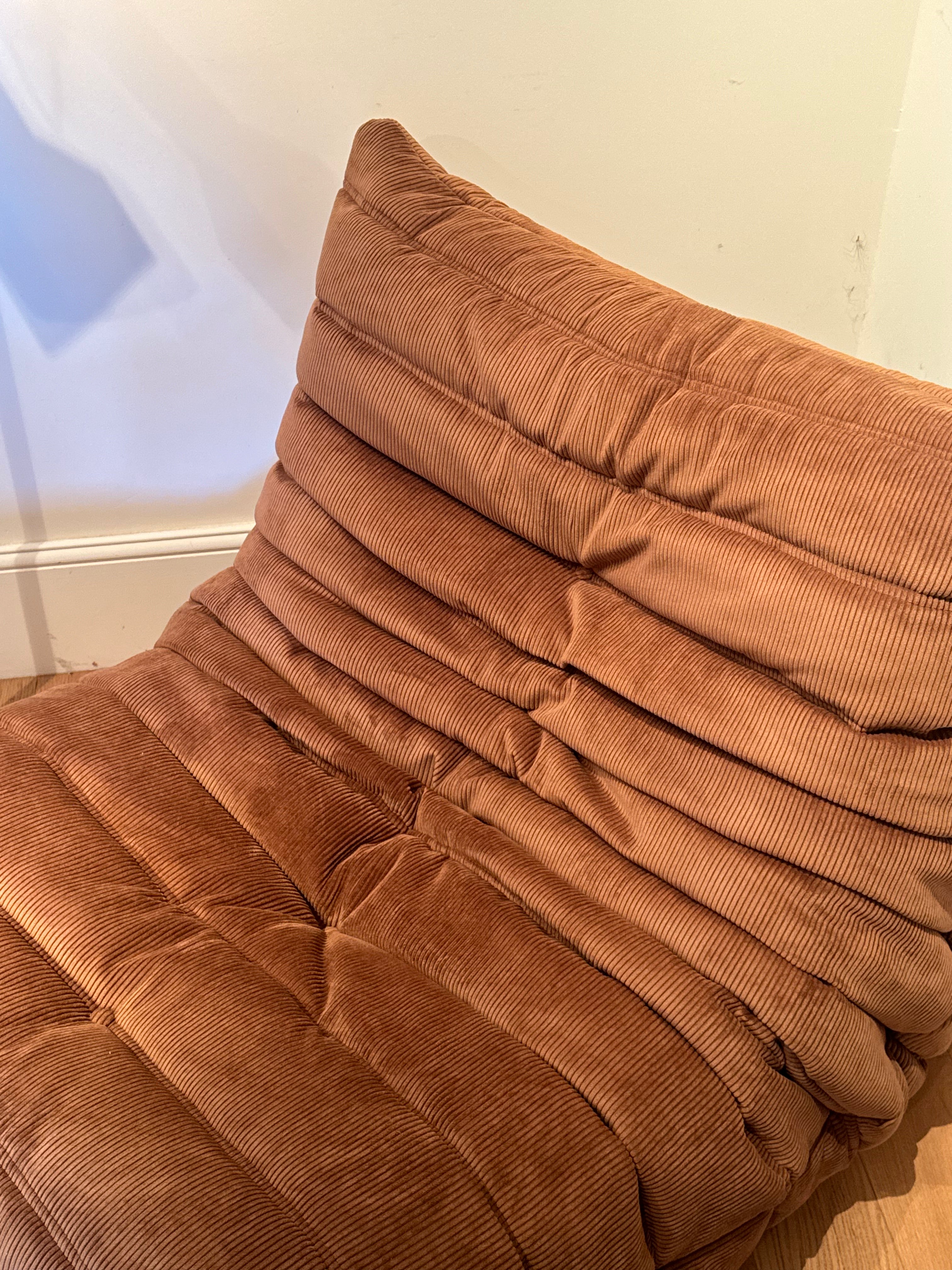 Togo vintage 1 place en velours côtelé chocolat par Michel Ducaroy pour Ligne Roset