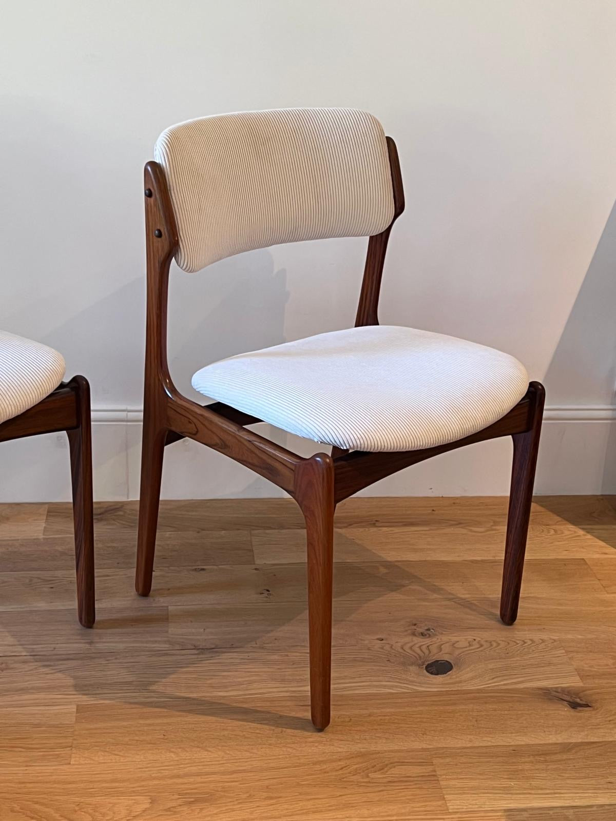 Paire de chaises scandinaves vintage Erik Buch modèle 49 en velours crème