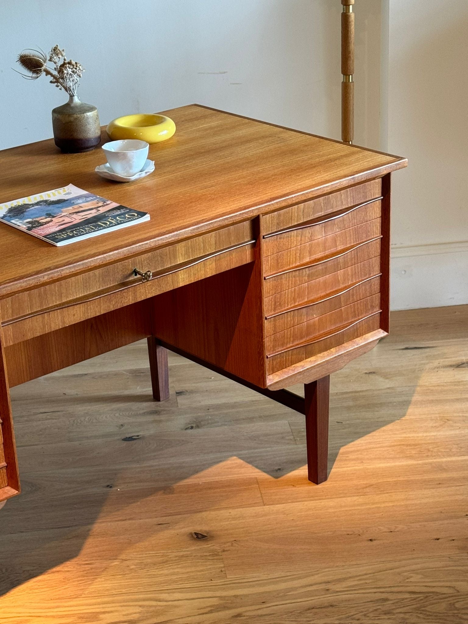 Bureau scandinave vintage en chêne doré "Karl"