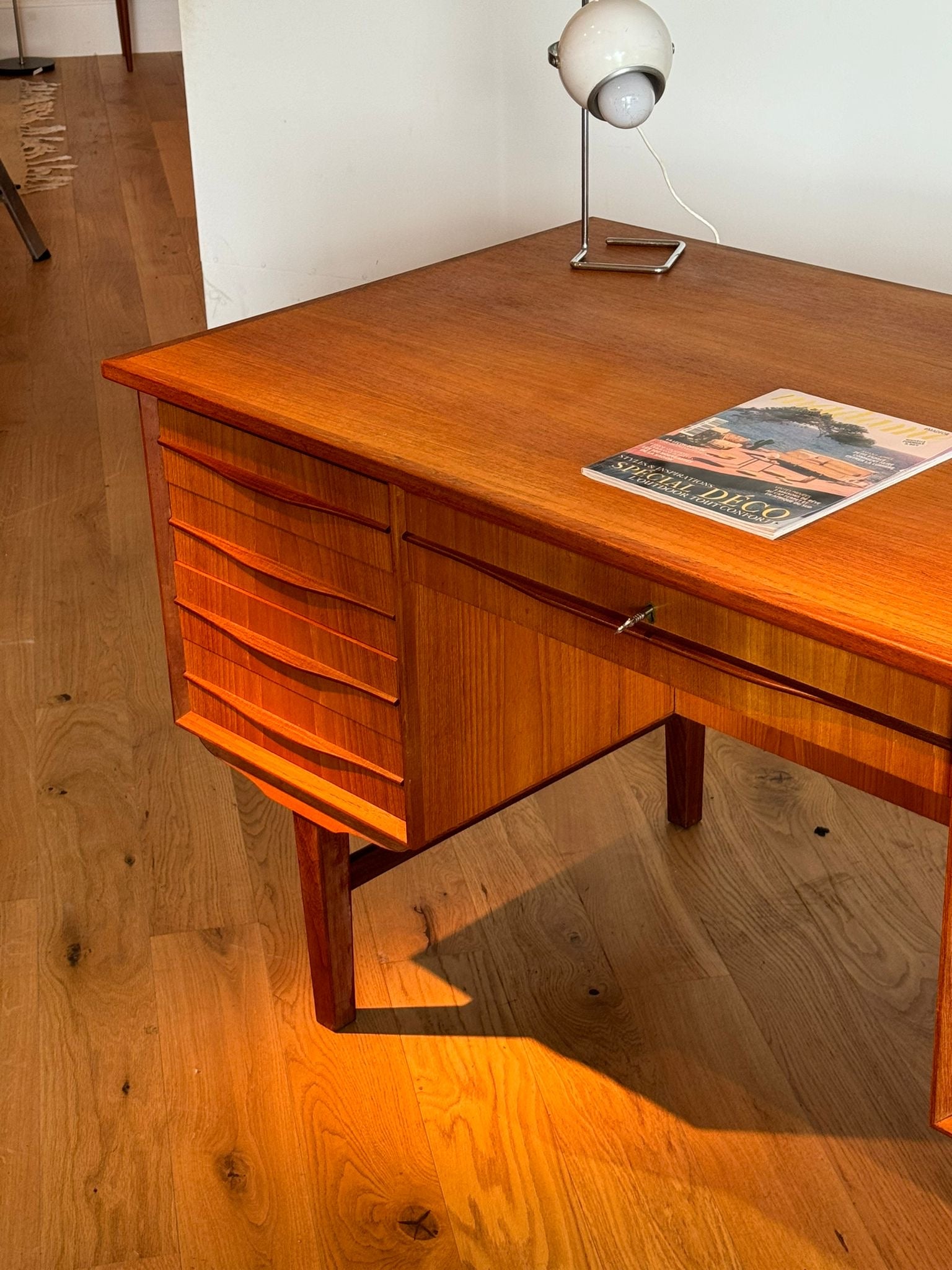 Bureau scandinave vintage en chêne doré "Karl"