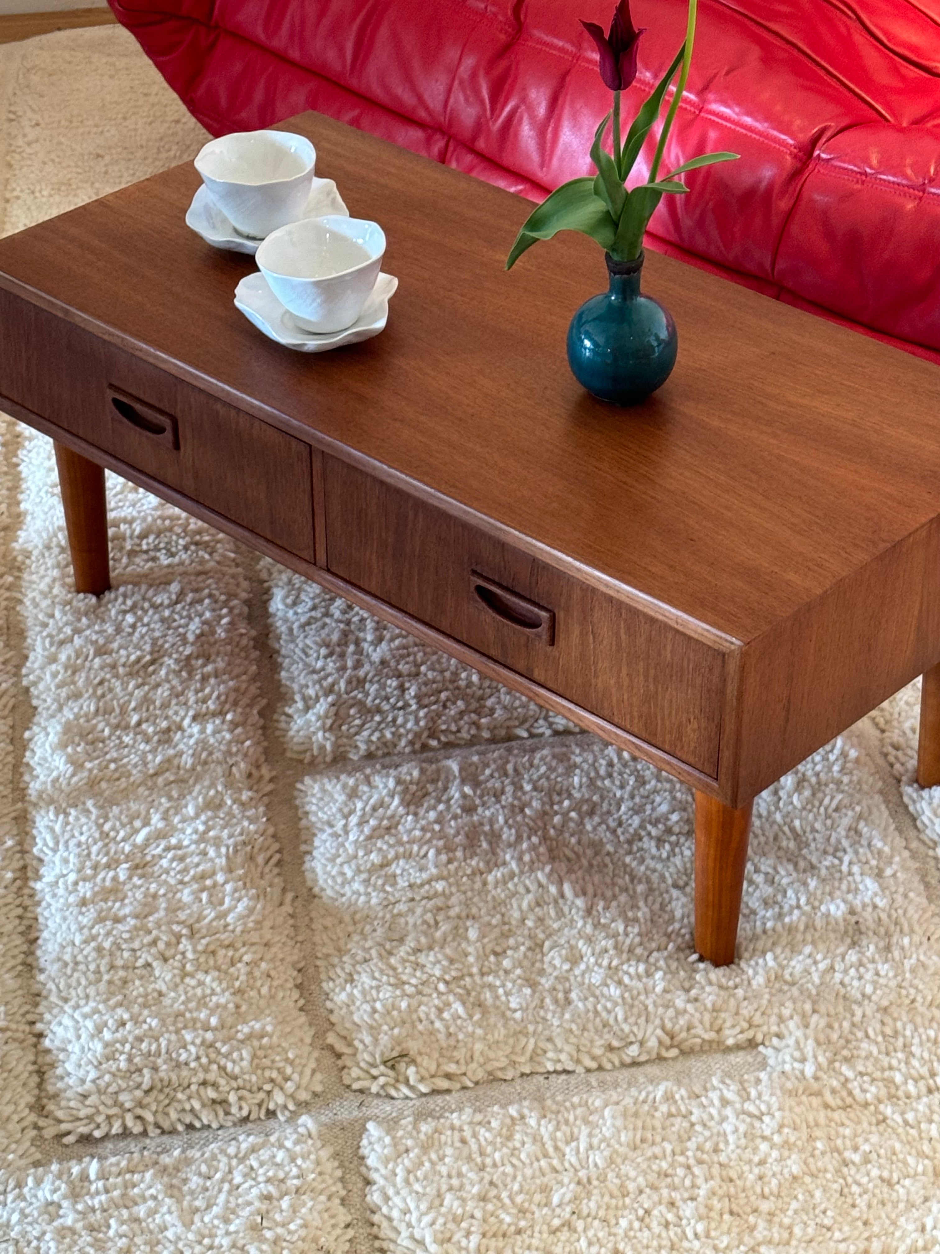 Petite commode ou petite table basse scandinave vintage « Lily »