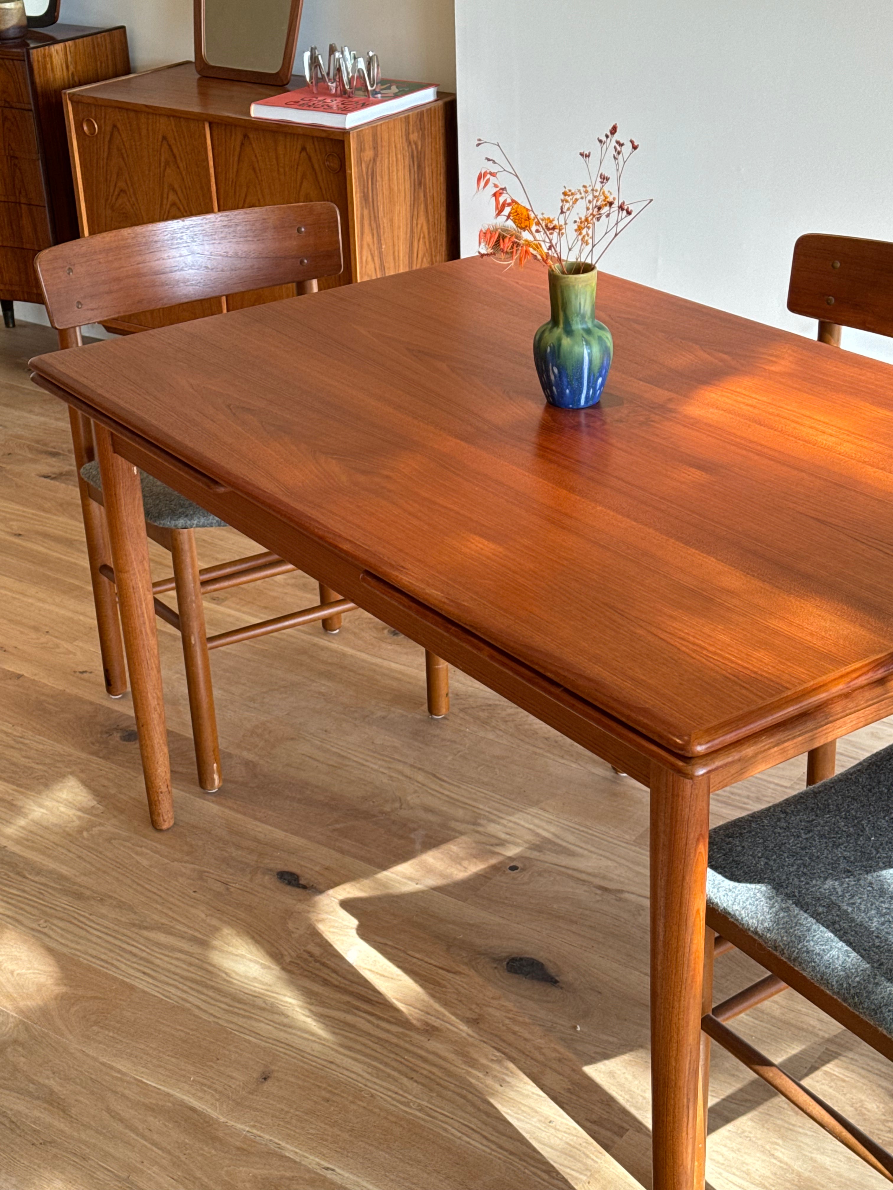 Table scandinave extensible vintage en teck « Jordis »