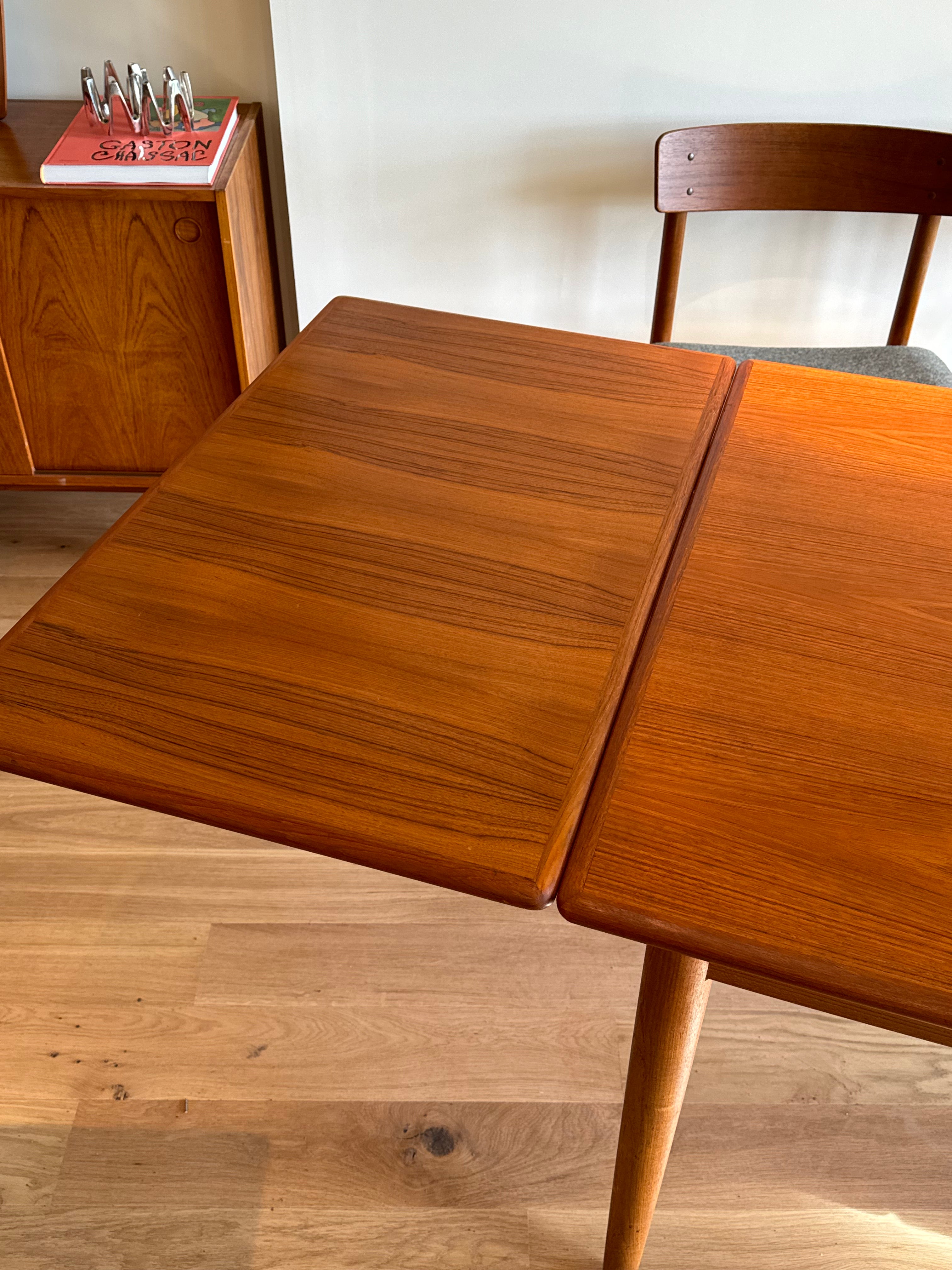 Table scandinave extensible vintage en teck « Jordis »