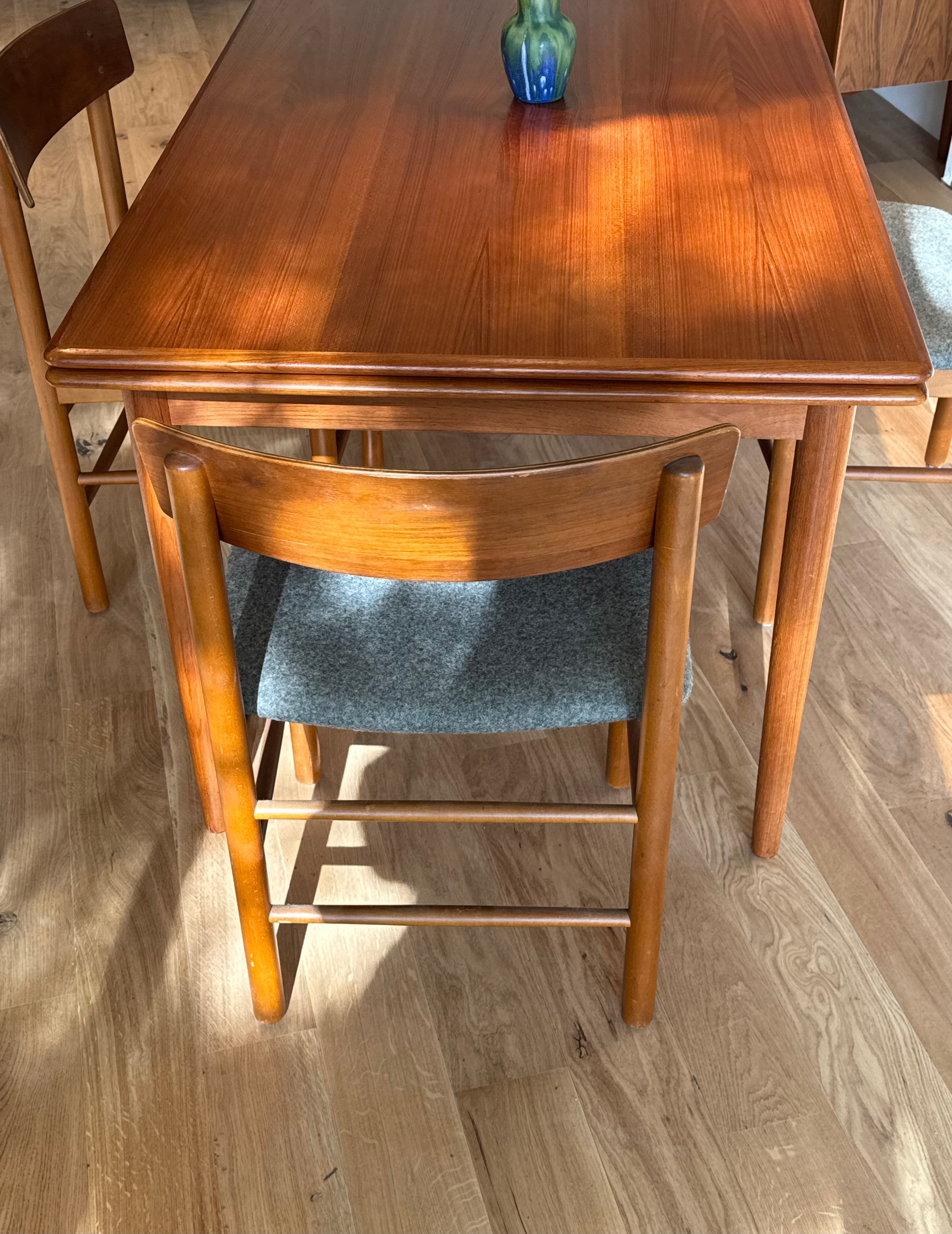 Table scandinave extensible vintage en teck « Jordis »