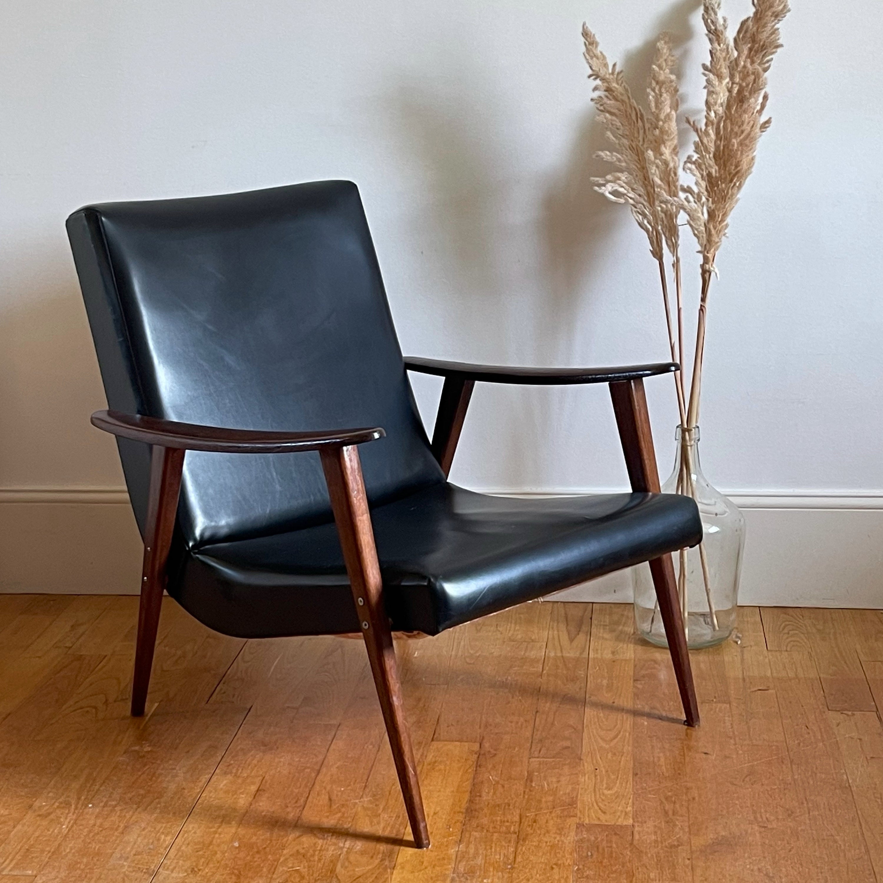 Fauteuil scandinave vintage en skaï noir années 1960