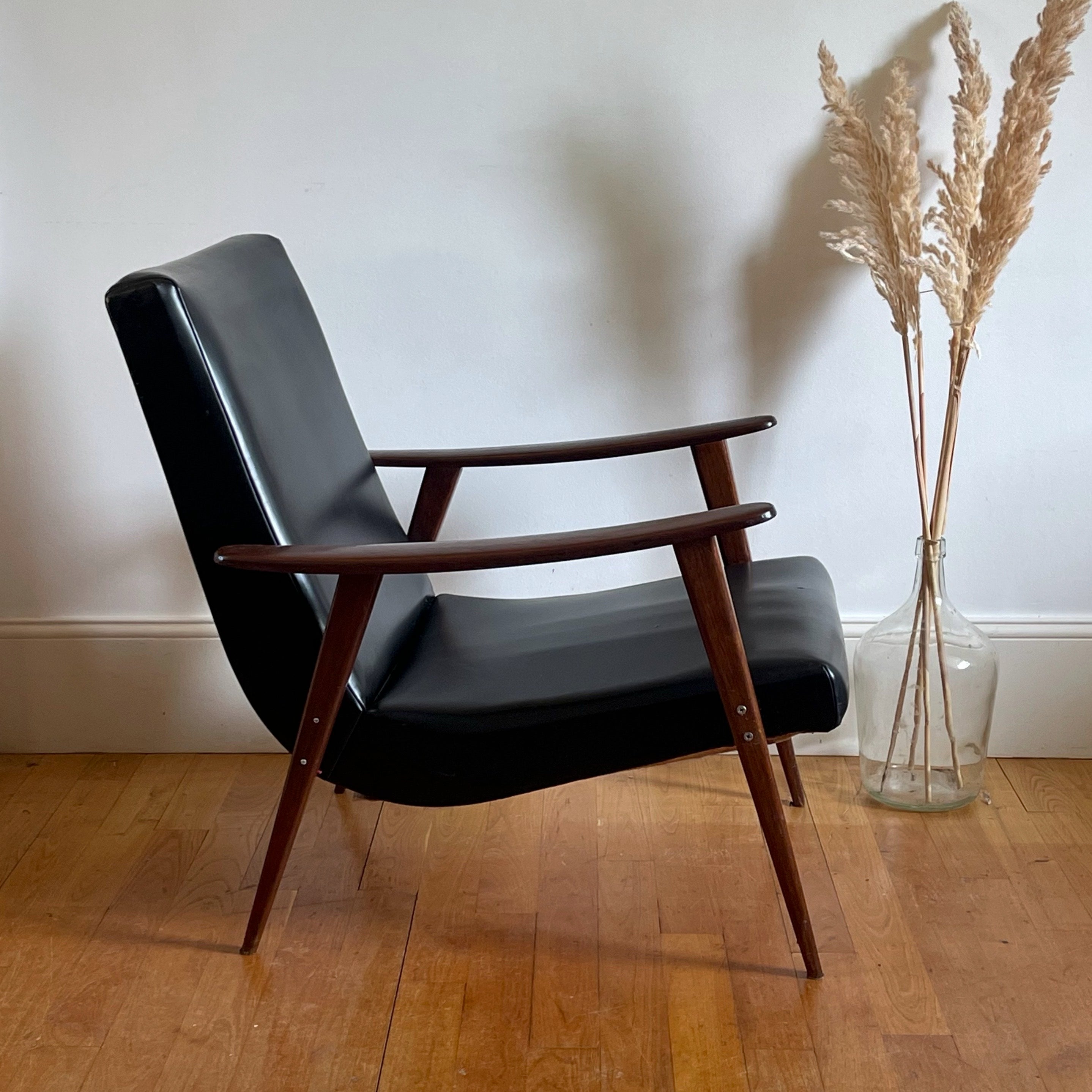 Fauteuil scandinave vintage en skaï noir années 1960